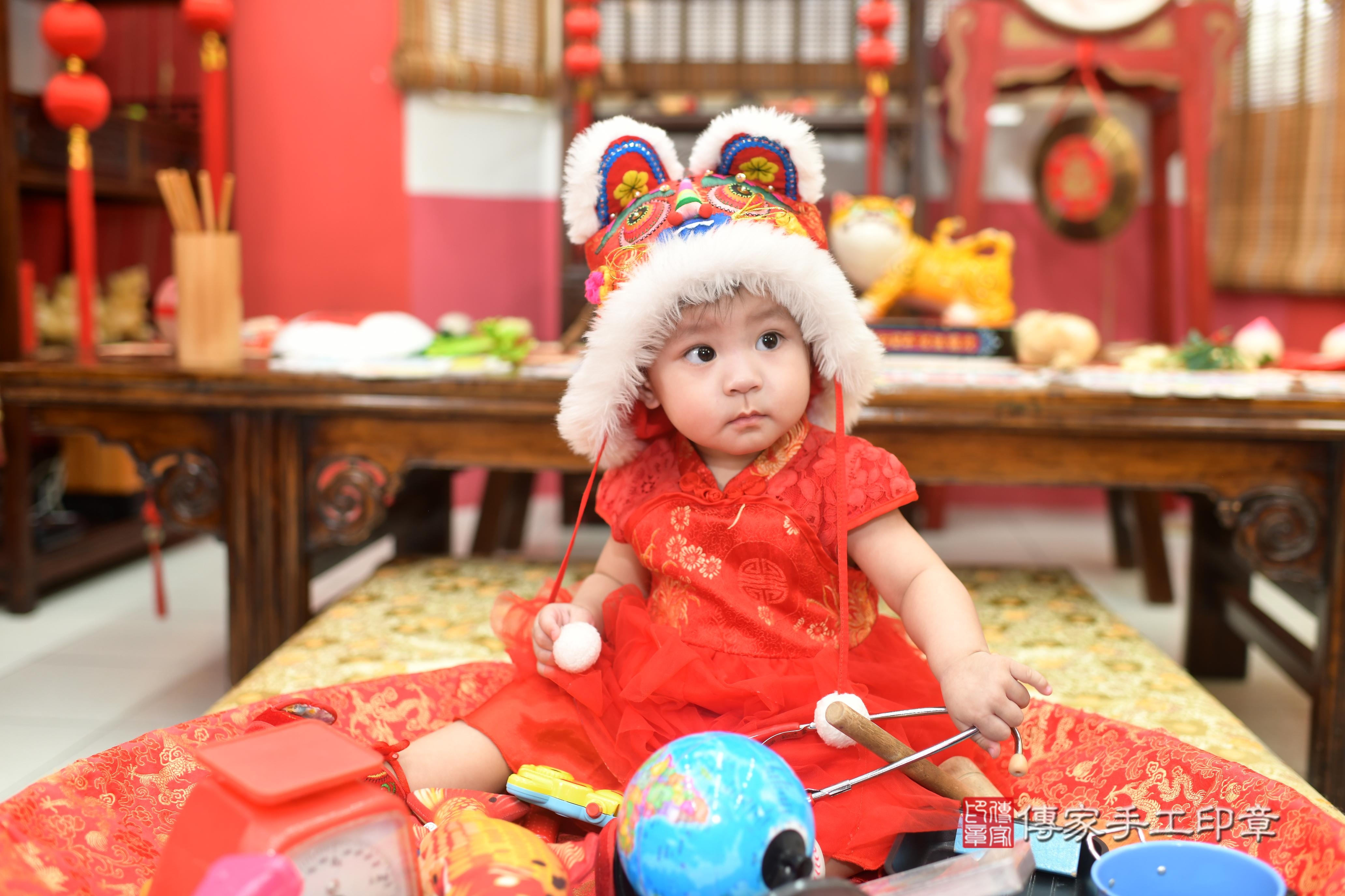 傳家手工印章高雄店、抓周、度脺、中國風會場、傳家嬰兒古禮、吉祥話、抓周道具物品24種、拍照。抓周證書。寶寶抓周、滿周歲、生日快樂、祝福 傳家手工印章高雄店、抓周、度脺、中國風會場、傳家嬰兒古禮、吉祥話、抓周道具物品24種、拍照。抓周證書。寶寶抓周、滿周歲、生日快樂、祝福