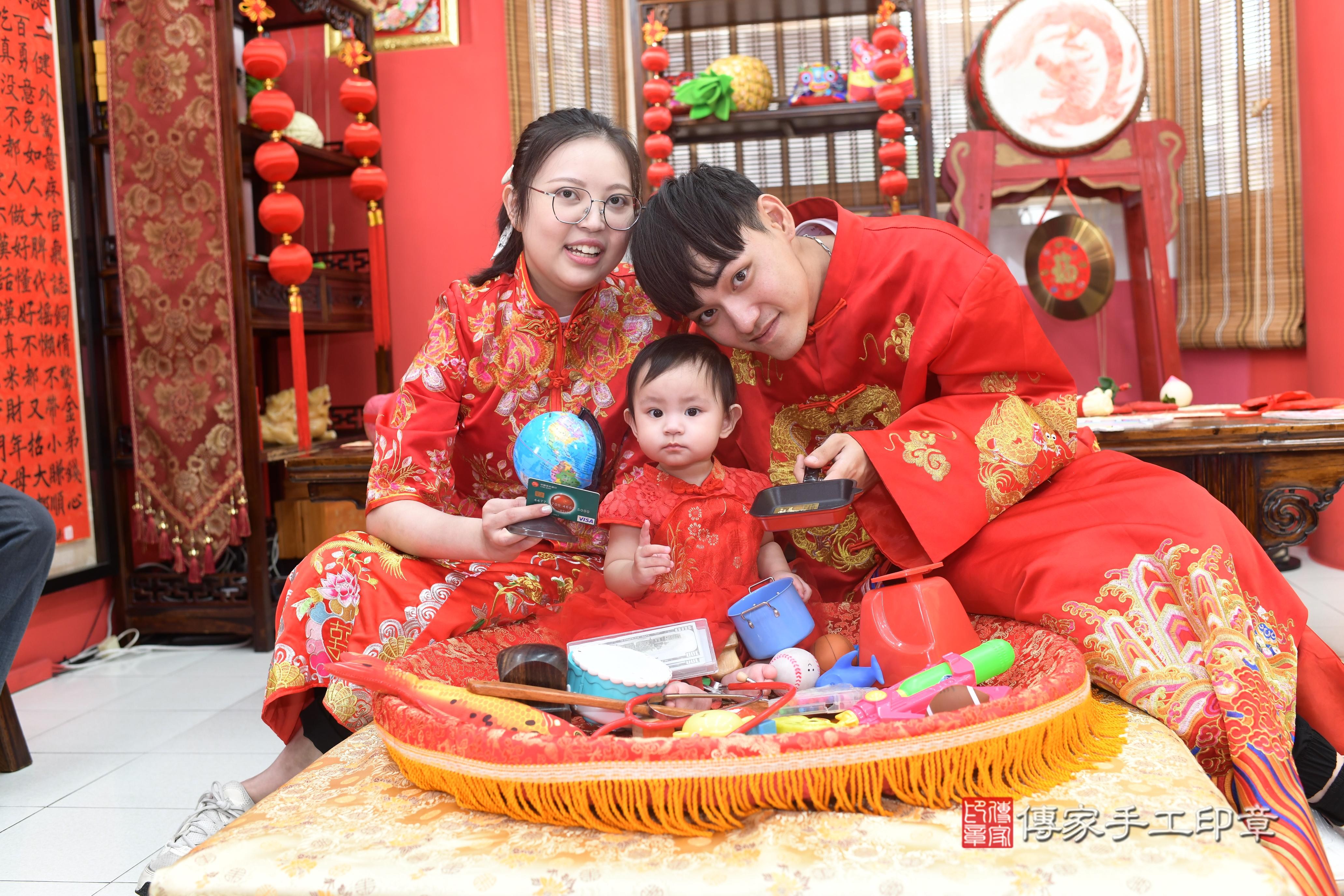 傳家手工印章高雄店、抓周、度脺、中國風會場、傳家嬰兒古禮、吉祥話、抓周道具物品24種、拍照。抓周證書。寶寶抓周、滿周歲、生日快樂、祝福 傳家手工印章高雄店、抓周、度脺、中國風會場、傳家嬰兒古禮、吉祥話、抓周道具物品24種、拍照。抓周證書。寶寶抓周、滿周歲、生日快樂、祝福