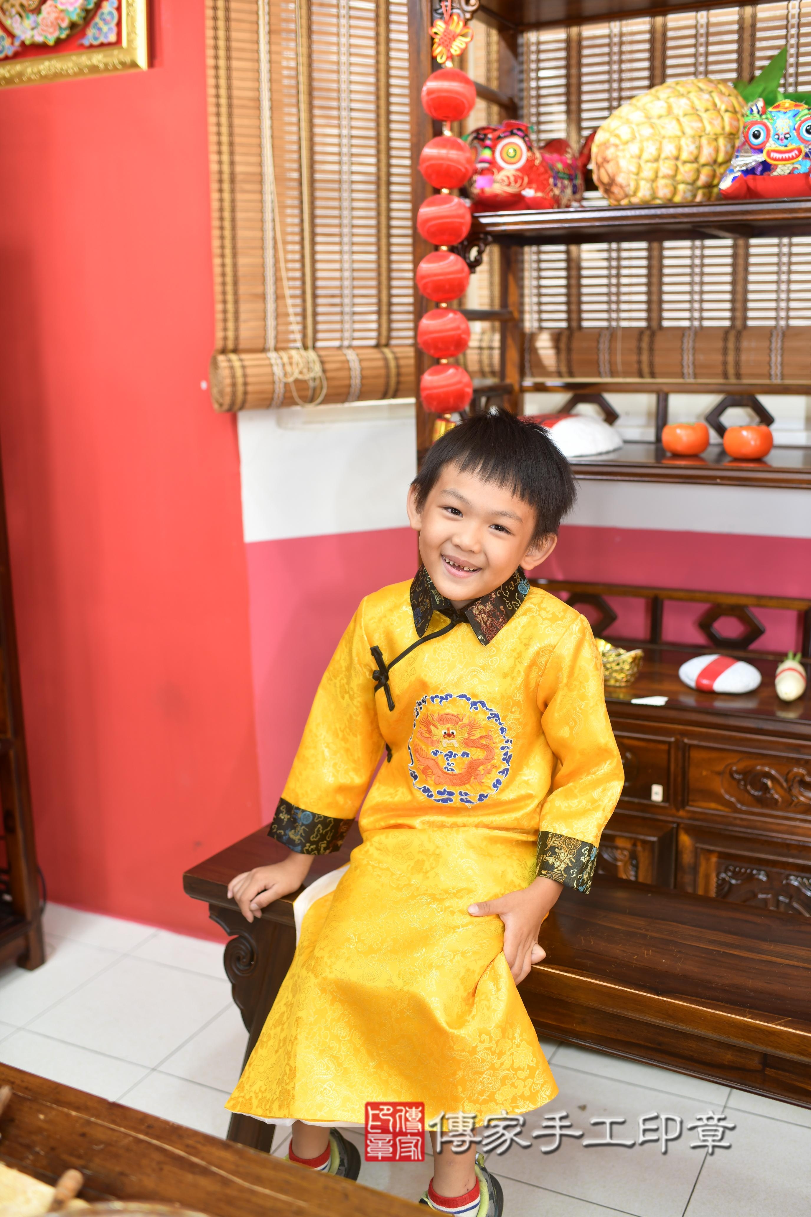 傳家手工印章高雄店、抓周、度脺、中國風會場、傳家嬰兒古禮、吉祥話、抓周道具物品24種、拍照。抓周證書。寶寶抓周、滿周歲、生日快樂、祝福 傳家手工印章高雄店、抓周、度脺、中國風會場、傳家嬰兒古禮、吉祥話、抓周道具物品24種、拍照。抓周證書。寶寶抓周、滿周歲、生日快樂、祝福