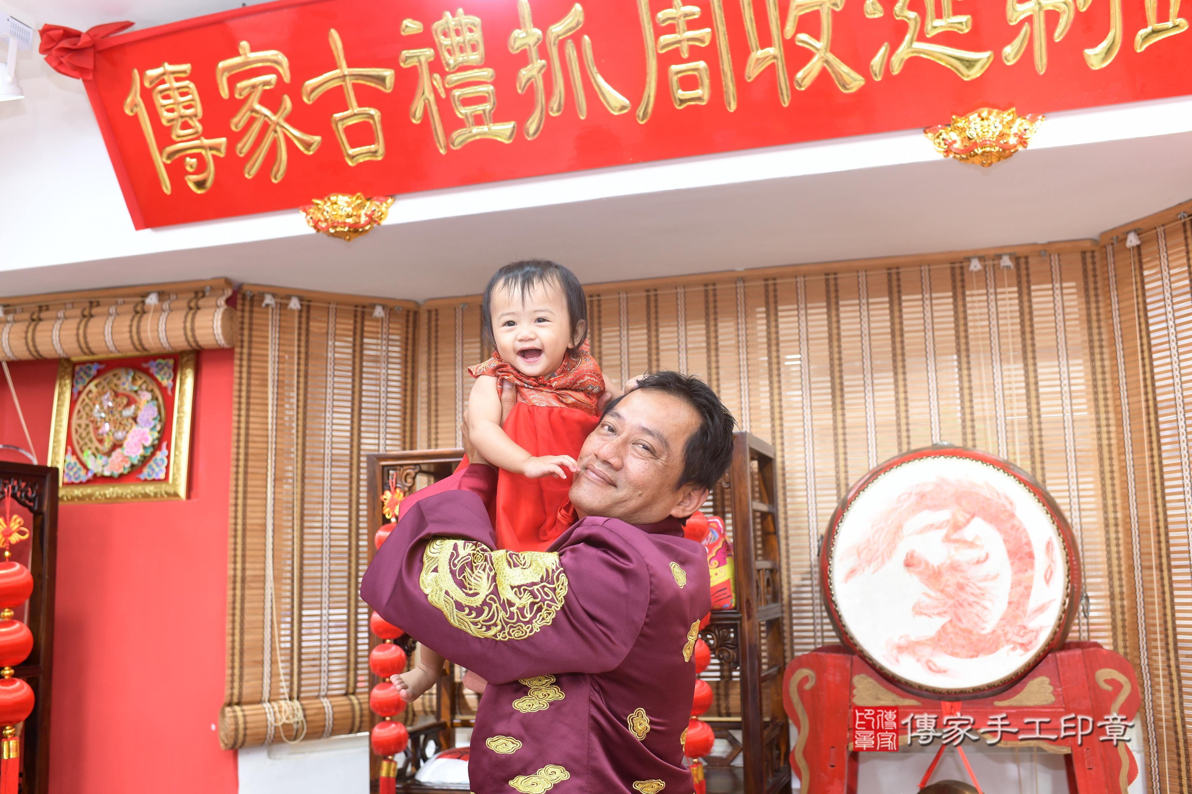 傳家手工印章高雄店、抓周、度脺、中國風會場、傳家嬰兒古禮、吉祥話、抓周道具物品24種、拍照。抓周證書。寶寶抓周、滿周歲、生日快樂、祝福 傳家手工印章高雄店、抓周、度脺、中國風會場、傳家嬰兒古禮、吉祥話、抓周道具物品24種、拍照。抓周證書。寶寶抓周、滿周歲、生日快樂、祝福