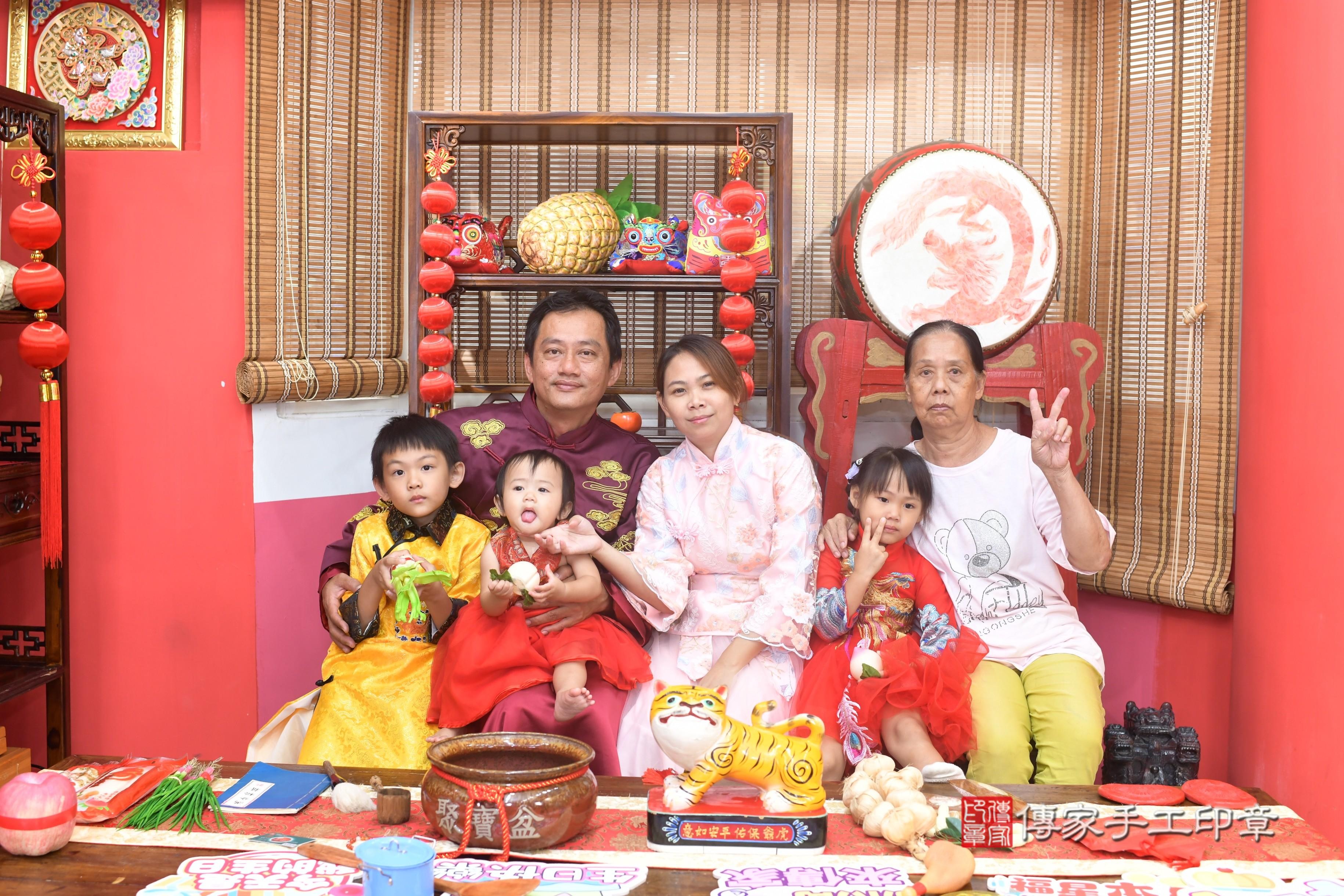 傳家手工印章高雄店、抓周、度脺、中國風會場、傳家嬰兒古禮、吉祥話、抓周道具物品24種、拍照。抓周證書。寶寶抓周、滿周歲、生日快樂、祝福