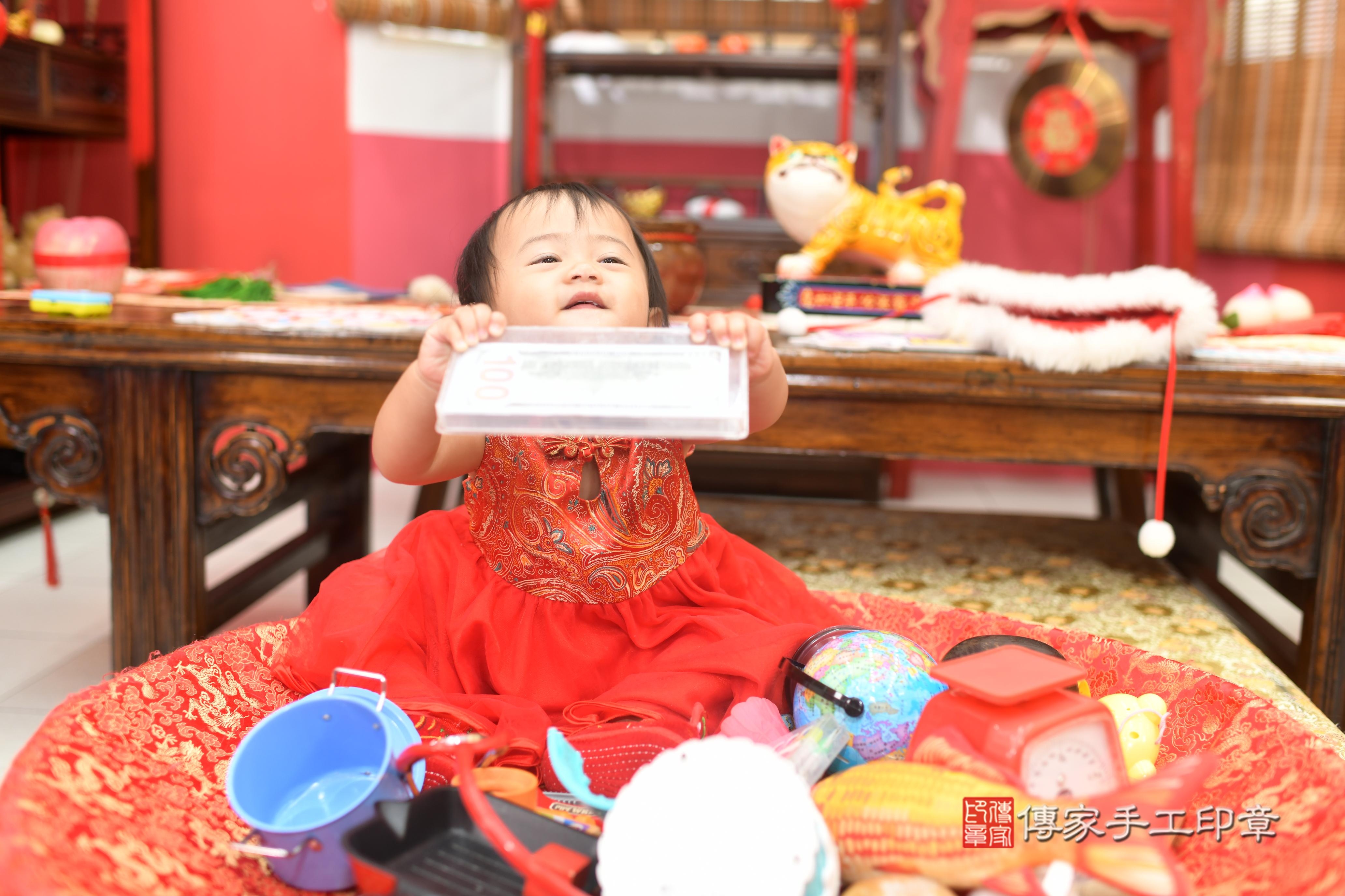傳家手工印章高雄店、抓周、度脺、中國風會場、傳家嬰兒古禮、吉祥話、抓周道具物品24種、拍照。抓周證書。寶寶抓周、滿周歲、生日快樂、祝福 傳家手工印章高雄店、抓周、度脺、中國風會場、傳家嬰兒古禮、吉祥話、抓周道具物品24種、拍照。抓周證書。寶寶抓周、滿周歲、生日快樂、祝福