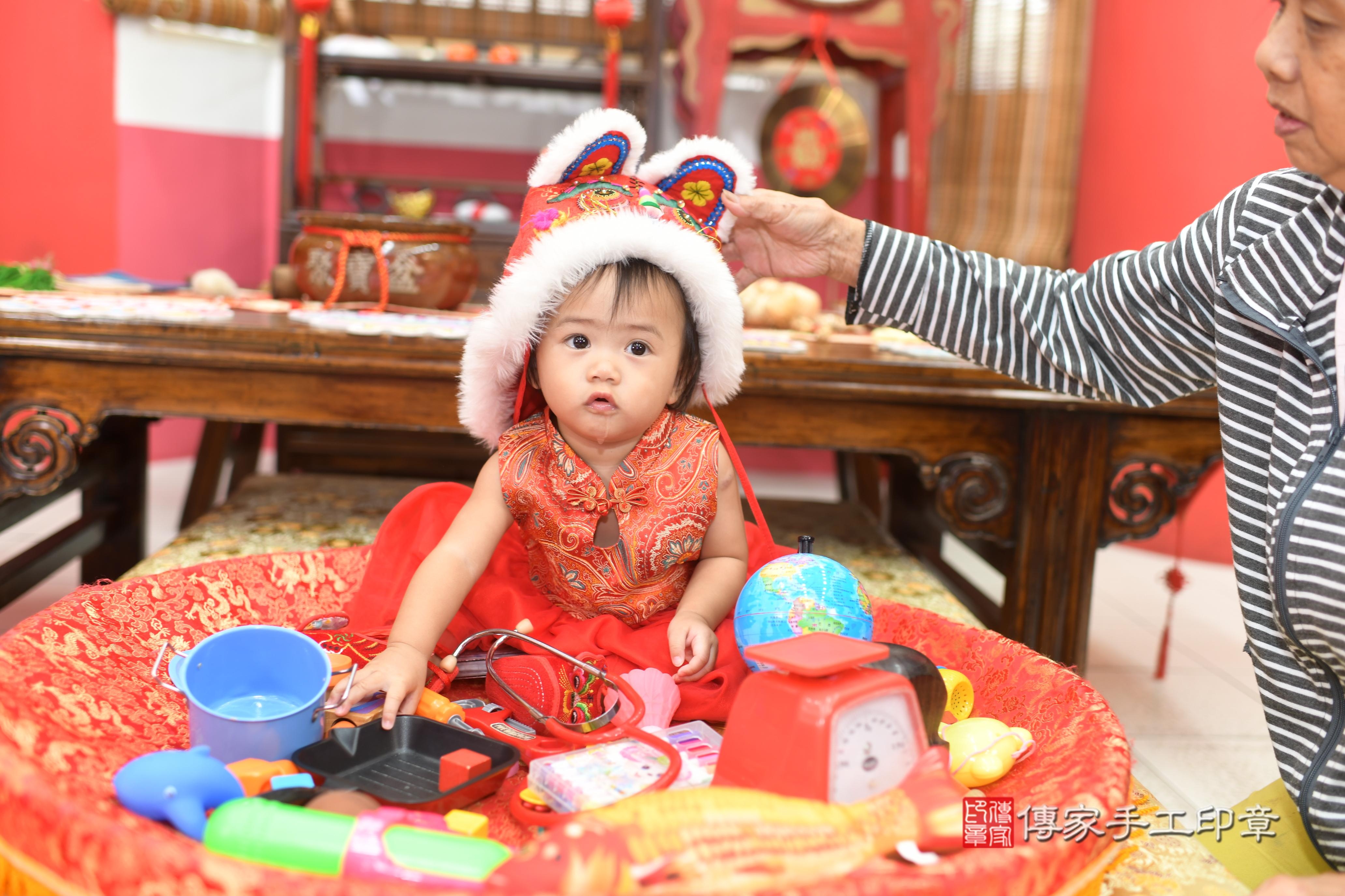 傳家手工印章高雄店、抓周、度脺、中國風會場、傳家嬰兒古禮、吉祥話、抓周道具物品24種、拍照。抓周證書。寶寶抓周、滿周歲、生日快樂、祝福 傳家手工印章高雄店、抓周、度脺、中國風會場、傳家嬰兒古禮、吉祥話、抓周道具物品24種、拍照。抓周證書。寶寶抓周、滿周歲、生日快樂、祝福