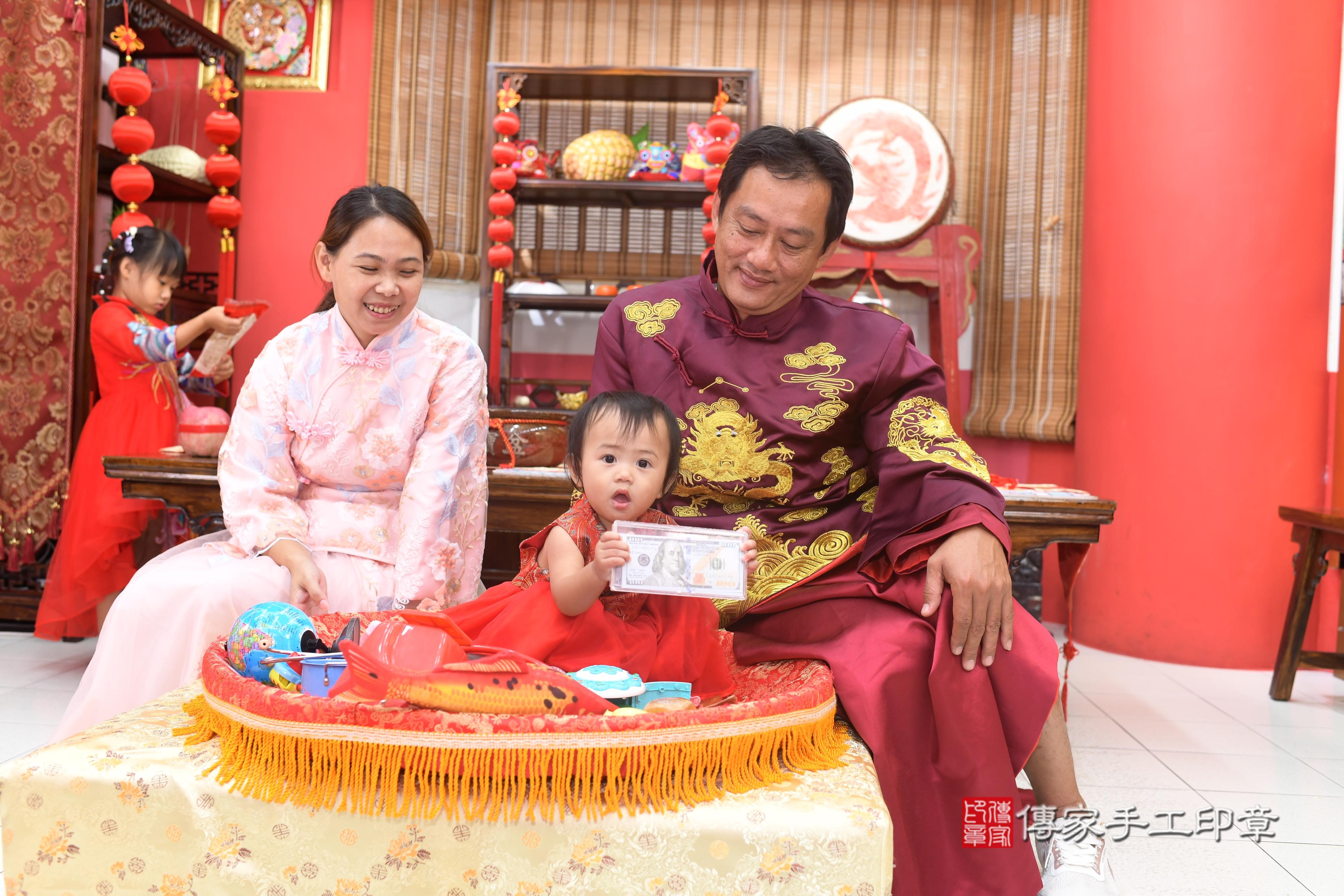 傳家手工印章高雄店、抓周、度脺、中國風會場、傳家嬰兒古禮、吉祥話、抓周道具物品24種、拍照。抓周證書。寶寶抓周、滿周歲、生日快樂、祝福 傳家手工印章高雄店、抓周、度脺、中國風會場、傳家嬰兒古禮、吉祥話、抓周道具物品24種、拍照。抓周證書。寶寶抓周、滿周歲、生日快樂、祝福