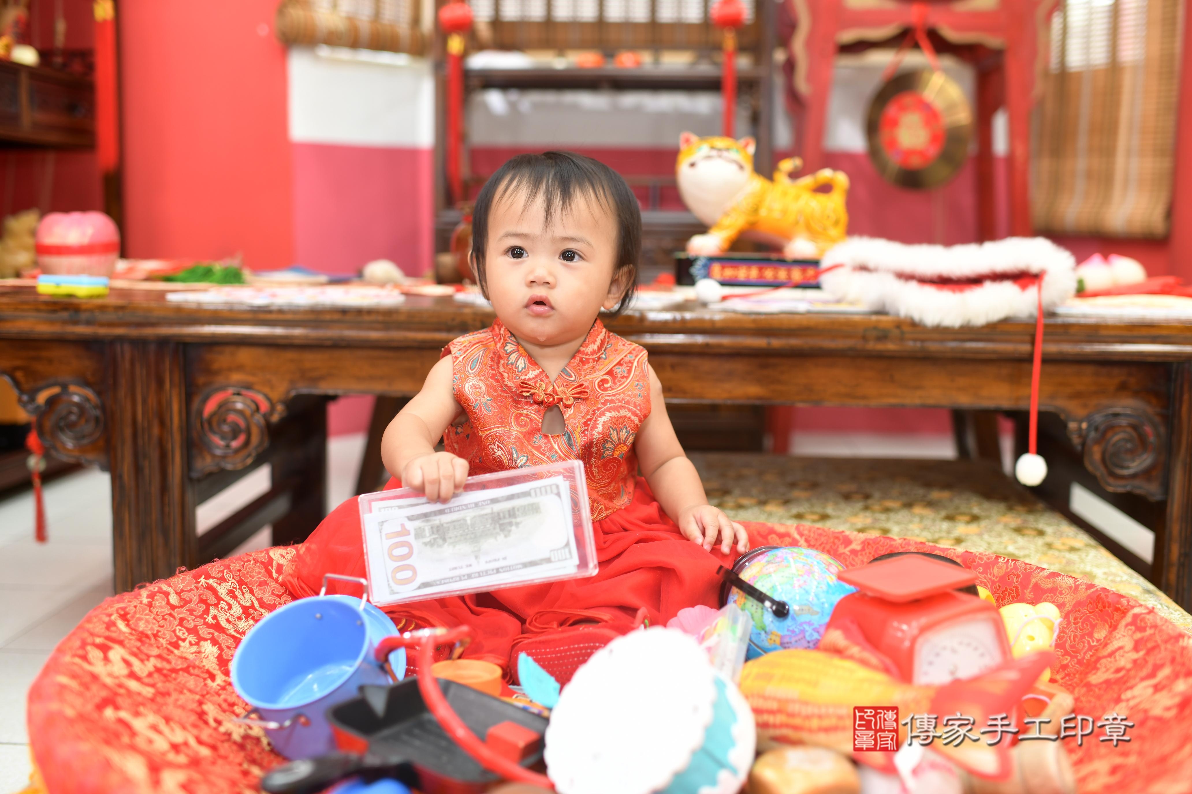 傳家手工印章高雄店、抓周、度脺、中國風會場、傳家嬰兒古禮、吉祥話、抓周道具物品24種、拍照。抓周證書。寶寶抓周、滿周歲、生日快樂、祝福 傳家手工印章高雄店、抓周、度脺、中國風會場、傳家嬰兒古禮、吉祥話、抓周道具物品24種、拍照。抓周證書。寶寶抓周、滿周歲、生日快樂、祝福