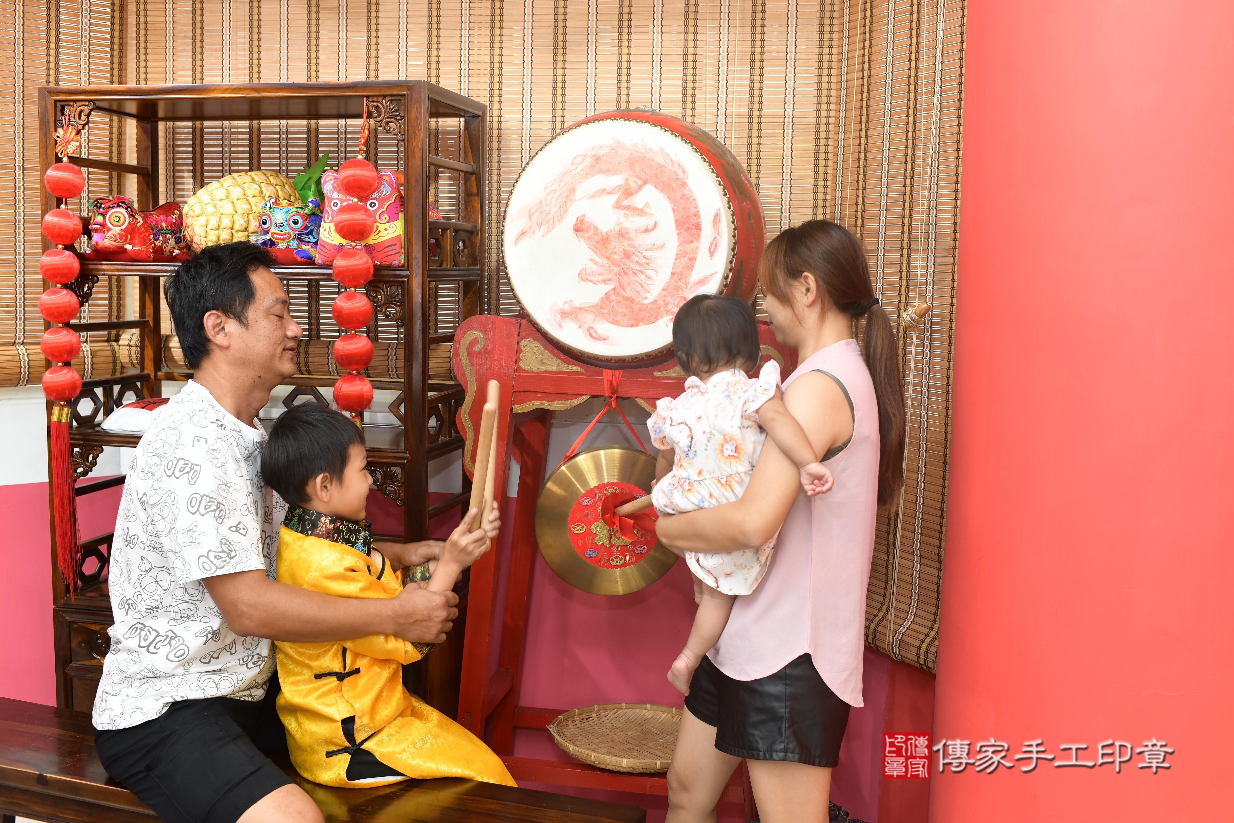 傳家手工印章高雄店、抓周、度脺、中國風會場、傳家嬰兒古禮、吉祥話、抓周道具物品24種、拍照。抓周證書。寶寶抓周、滿周歲、生日快樂、祝福 傳家手工印章高雄店、抓周、度脺、中國風會場、傳家嬰兒古禮、吉祥話、抓周道具物品24種、拍照。抓周證書。寶寶抓周、滿周歲、生日快樂、祝福