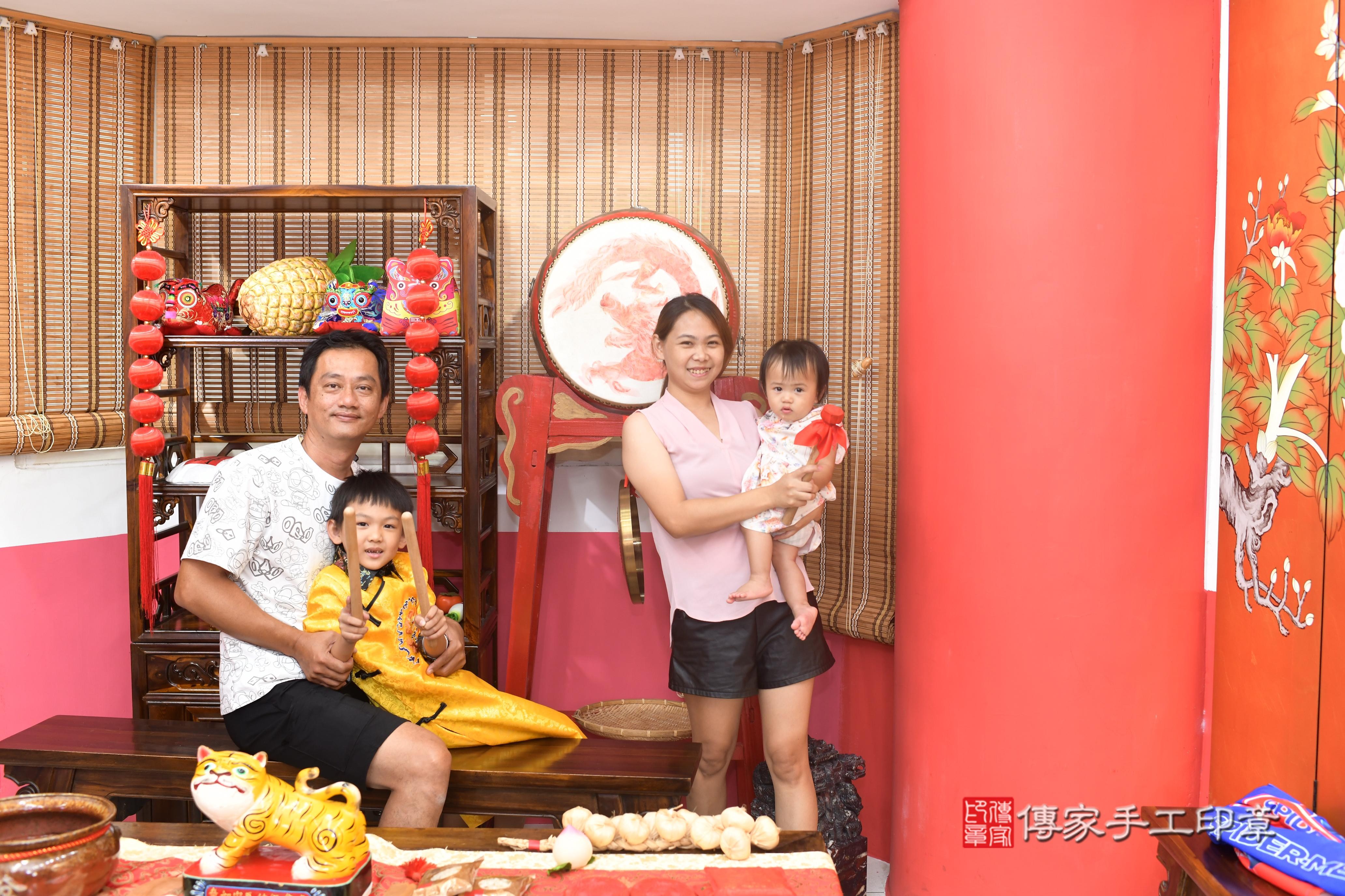 傳家手工印章高雄店、抓周、度脺、中國風會場、傳家嬰兒古禮、吉祥話、抓周道具物品24種、拍照。抓周證書。寶寶抓周、滿周歲、生日快樂、祝福 傳家手工印章高雄店、抓周、度脺、中國風會場、傳家嬰兒古禮、吉祥話、抓周道具物品24種、拍照。抓周證書。寶寶抓周、滿周歲、生日快樂、祝福