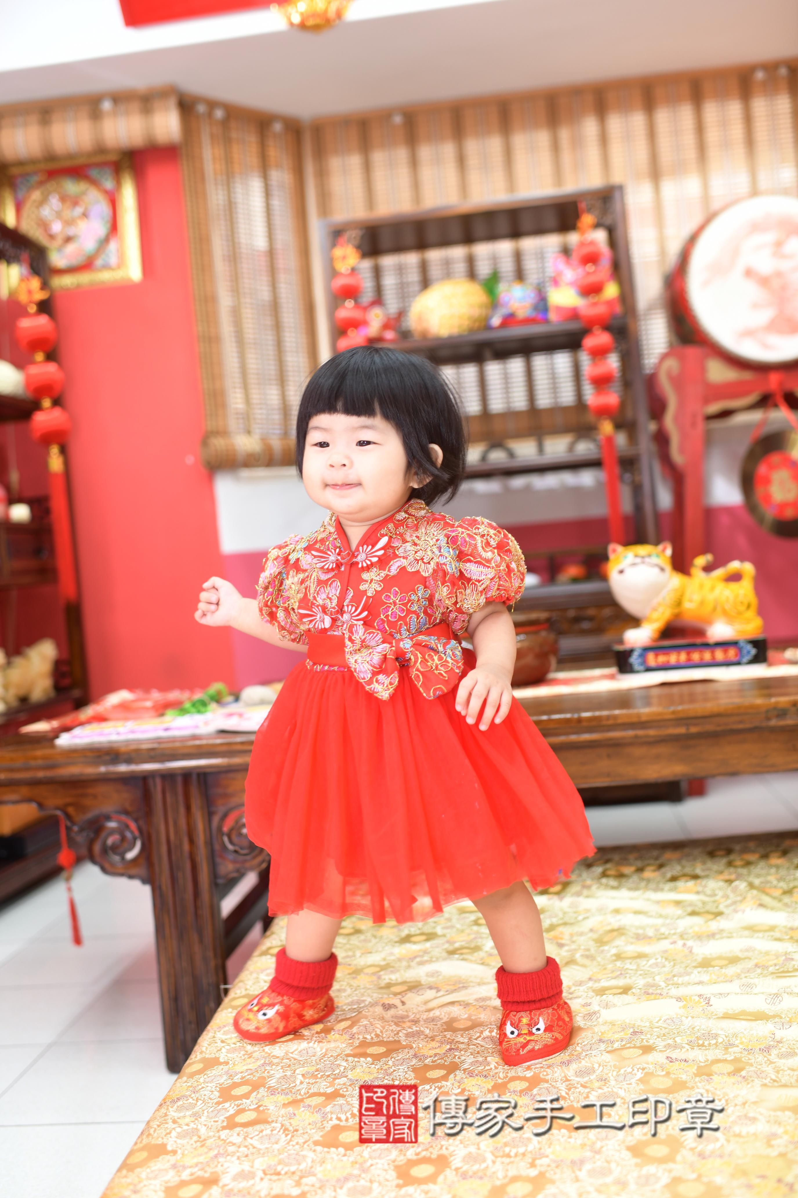 傳家手工印章高雄店、抓周、度脺、中國風會場、傳家嬰兒古禮、吉祥話、抓周道具物品24種、拍照。抓周證書。寶寶抓周、滿周歲、生日快樂、祝福 傳家手工印章高雄店、抓周、度脺、中國風會場、傳家嬰兒古禮、吉祥話、抓周道具物品24種、拍照。抓周證書。寶寶抓周、滿周歲、生日快樂、祝福