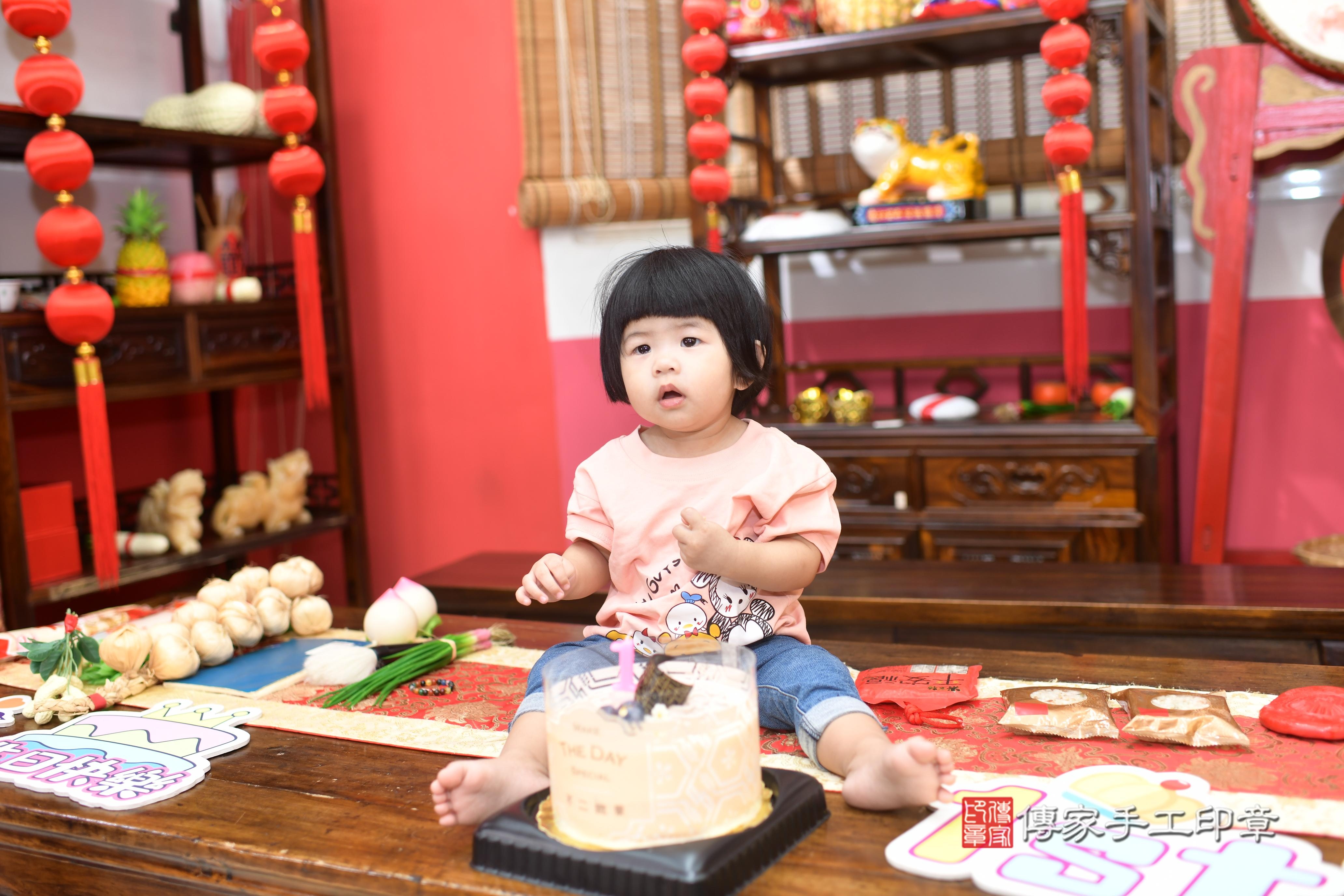 傳家手工印章高雄店、抓周、度脺、中國風會場、傳家嬰兒古禮、吉祥話、抓周道具物品24種、拍照。抓周證書。寶寶抓周、滿周歲、生日快樂、祝福 傳家手工印章高雄店、抓周、度脺、中國風會場、傳家嬰兒古禮、吉祥話、抓周道具物品24種、拍照。抓周證書。寶寶抓周、滿周歲、生日快樂、祝福