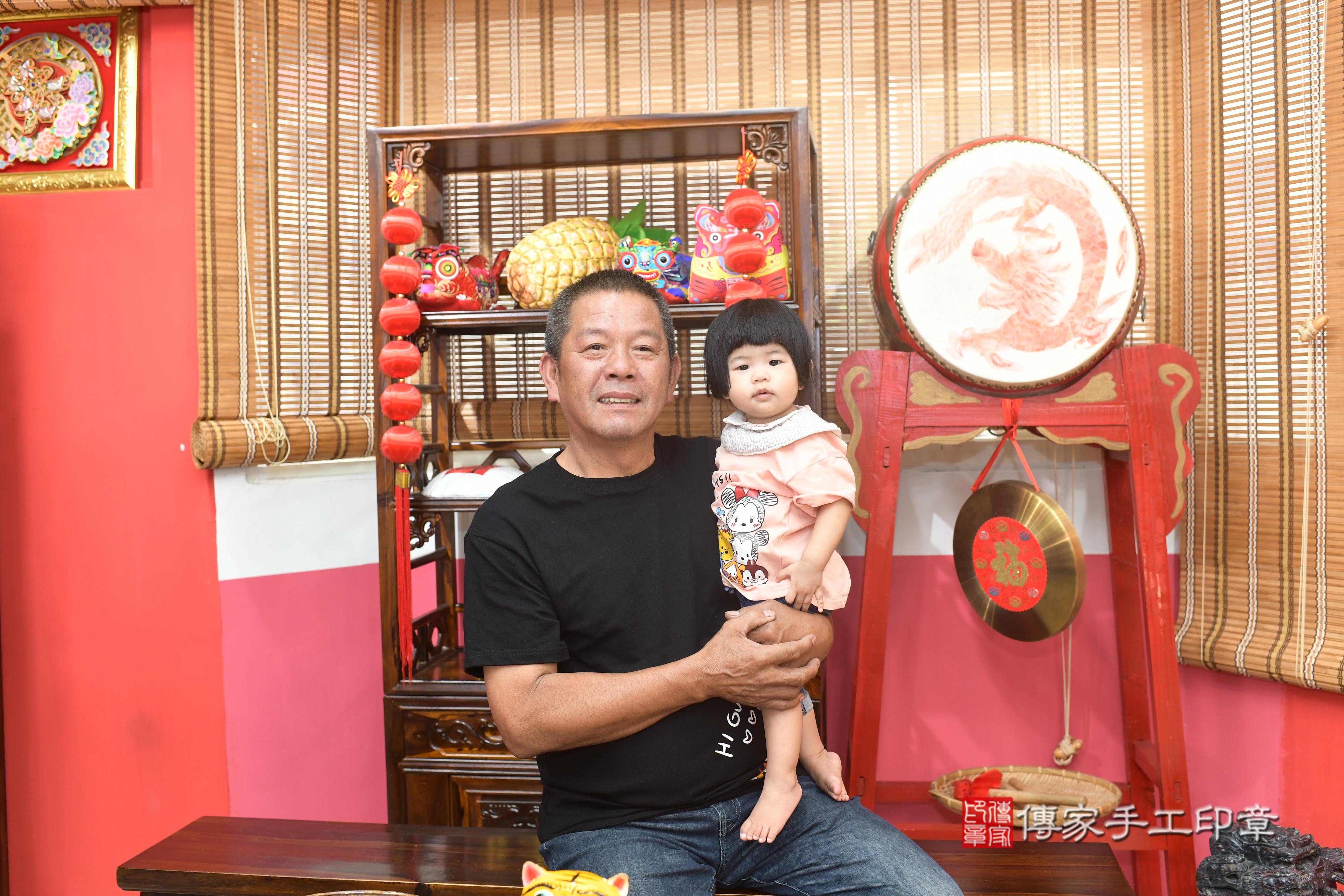 傳家手工印章高雄店、抓周、度脺、中國風會場、傳家嬰兒古禮、吉祥話、抓周道具物品24種、拍照。抓周證書。寶寶抓周、滿周歲、生日快樂、祝福 傳家手工印章高雄店、抓周、度脺、中國風會場、傳家嬰兒古禮、吉祥話、抓周道具物品24種、拍照。抓周證書。寶寶抓周、滿周歲、生日快樂、祝福