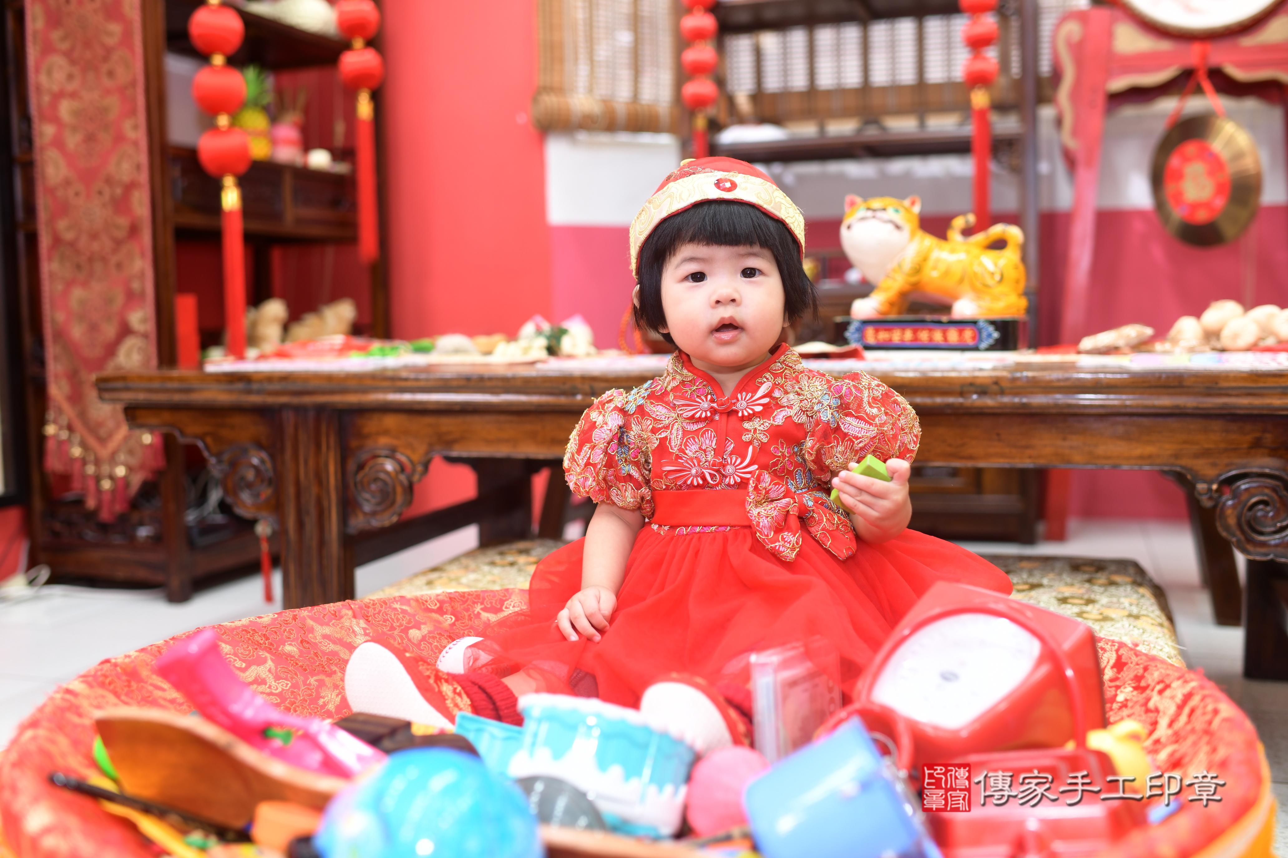 傳家手工印章高雄店、抓周、度脺、中國風會場、傳家嬰兒古禮、吉祥話、抓周道具物品24種、拍照。抓周證書。寶寶抓周、滿周歲、生日快樂、祝福 傳家手工印章高雄店、抓周、度脺、中國風會場、傳家嬰兒古禮、吉祥話、抓周道具物品24種、拍照。抓周證書。寶寶抓周、滿周歲、生日快樂、祝福