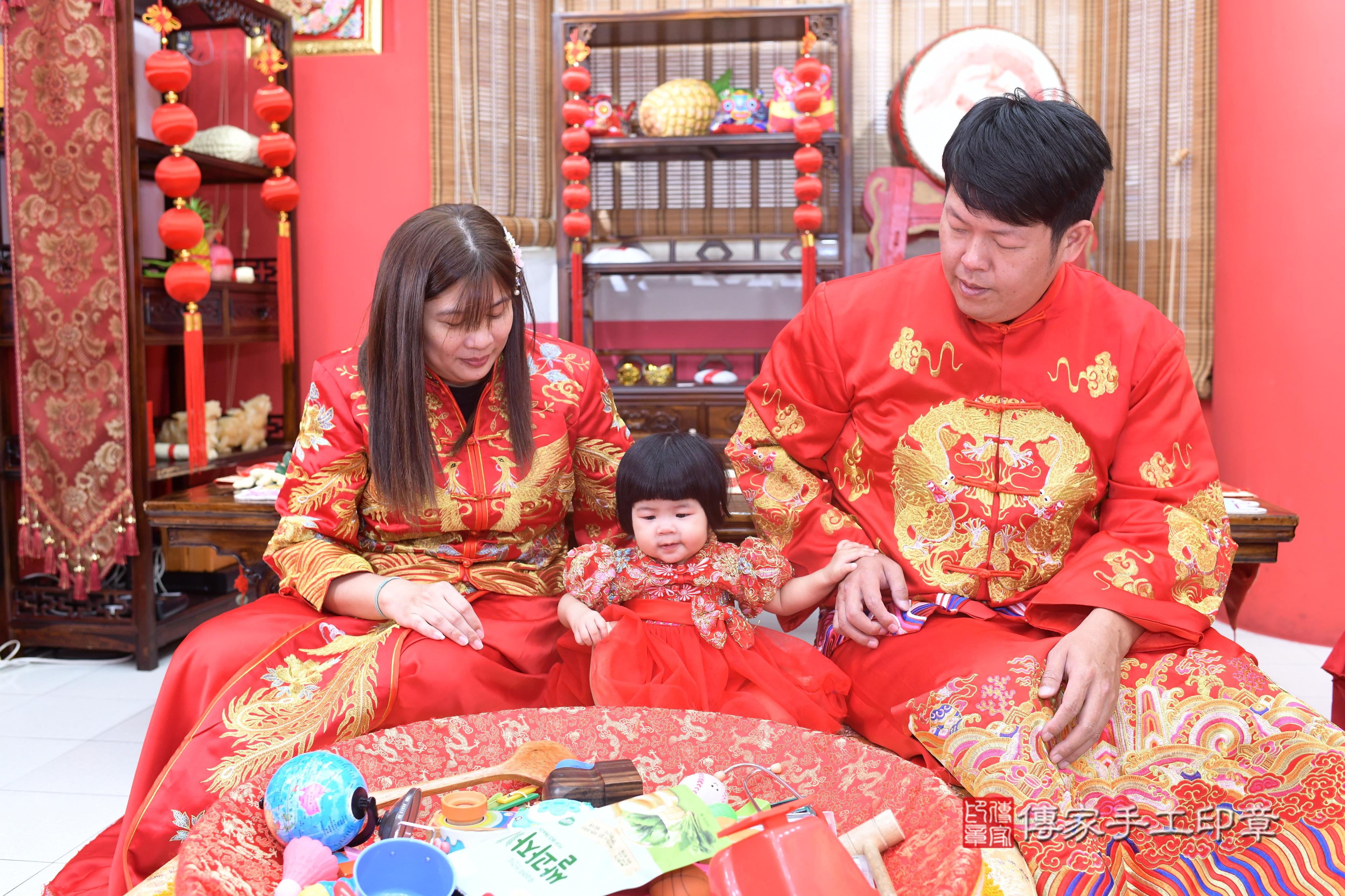 傳家手工印章高雄店、抓周、度脺、中國風會場、傳家嬰兒古禮、吉祥話、抓周道具物品24種、拍照。抓周證書。寶寶抓周、滿周歲、生日快樂、祝福 傳家手工印章高雄店、抓周、度脺、中國風會場、傳家嬰兒古禮、吉祥話、抓周道具物品24種、拍照。抓周證書。寶寶抓周、滿周歲、生日快樂、祝福