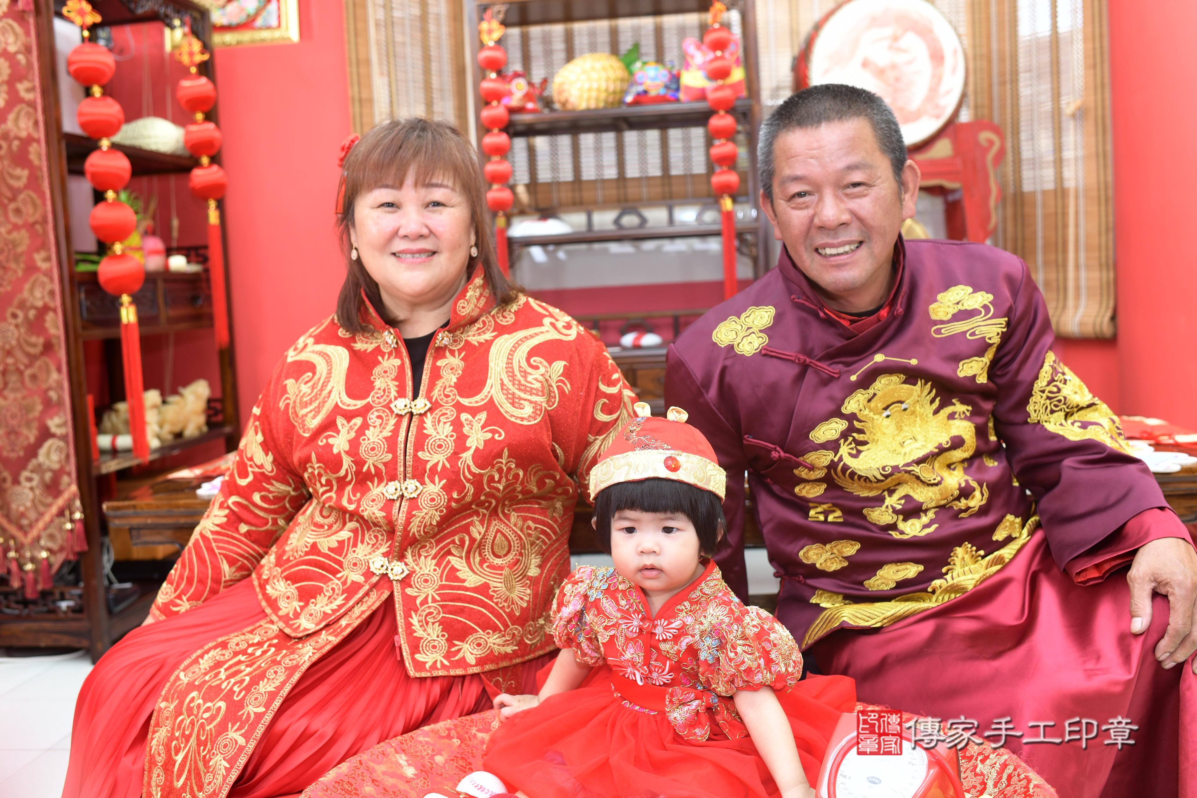 傳家手工印章高雄店、抓周、度脺、中國風會場、傳家嬰兒古禮、吉祥話、抓周道具物品24種、拍照。抓周證書。寶寶抓周、滿周歲、生日快樂、祝福 傳家手工印章高雄店、抓周、度脺、中國風會場、傳家嬰兒古禮、吉祥話、抓周道具物品24種、拍照。抓周證書。寶寶抓周、滿周歲、生日快樂、祝福