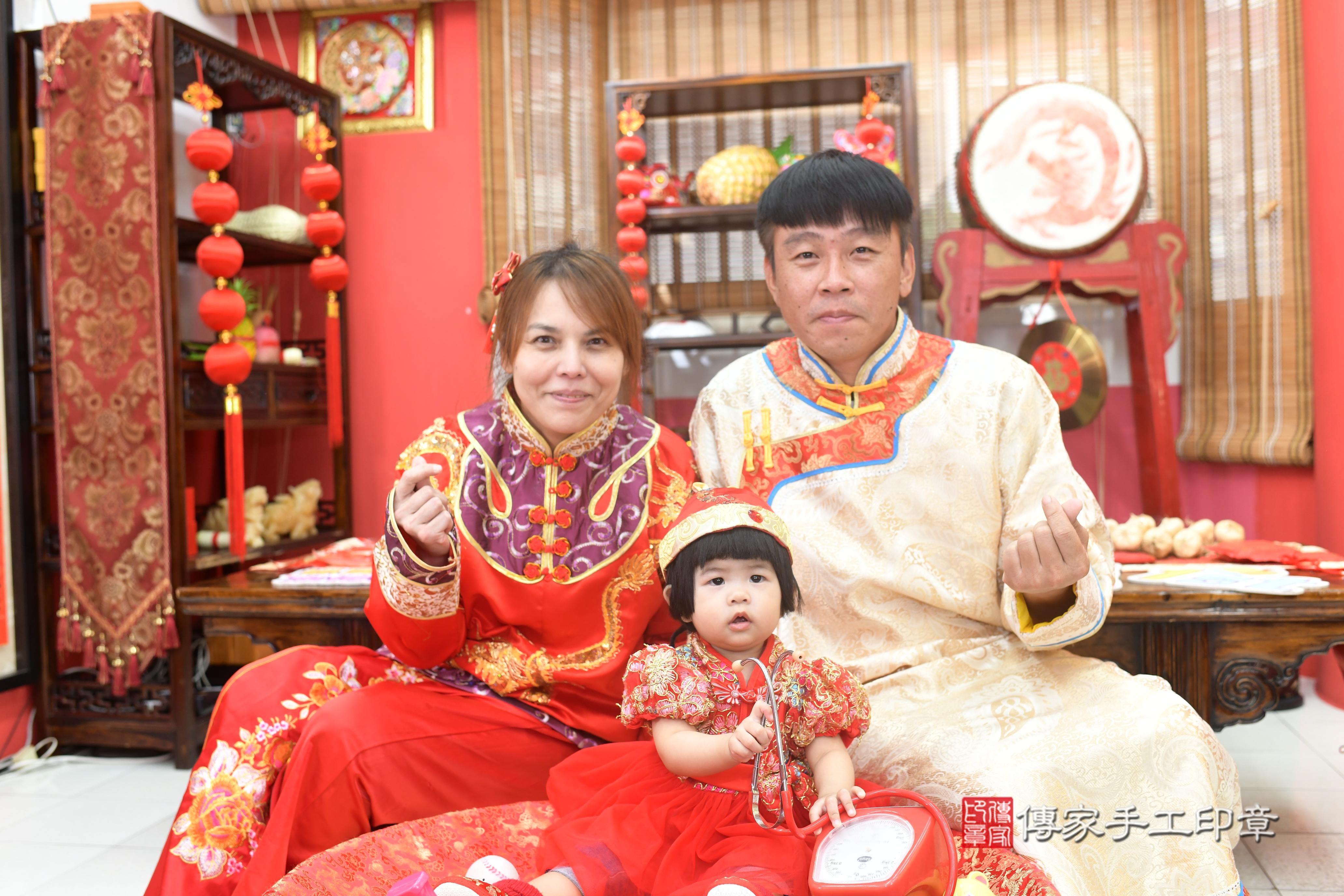 傳家手工印章高雄店、抓周、度脺、中國風會場、傳家嬰兒古禮、吉祥話、抓周道具物品24種、拍照。抓周證書。寶寶抓周、滿周歲、生日快樂、祝福 傳家手工印章高雄店、抓周、度脺、中國風會場、傳家嬰兒古禮、吉祥話、抓周道具物品24種、拍照。抓周證書。寶寶抓周、滿周歲、生日快樂、祝福