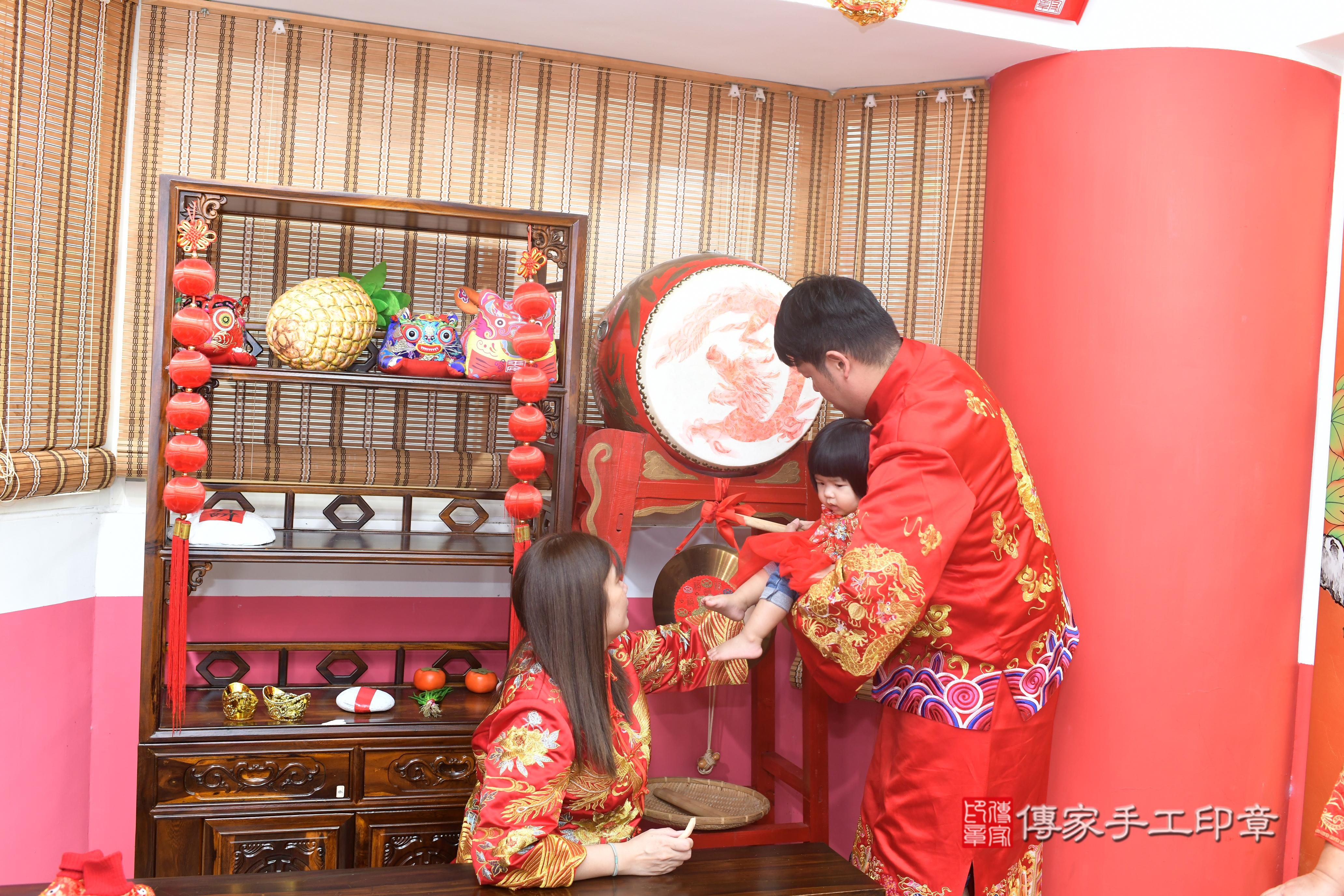 傳家手工印章高雄店、抓周、度脺、中國風會場、傳家嬰兒古禮、吉祥話、抓周道具物品24種、拍照。抓周證書。寶寶抓周、滿周歲、生日快樂、祝福 傳家手工印章高雄店、抓周、度脺、中國風會場、傳家嬰兒古禮、吉祥話、抓周道具物品24種、拍照。抓周證書。寶寶抓周、滿周歲、生日快樂、祝福