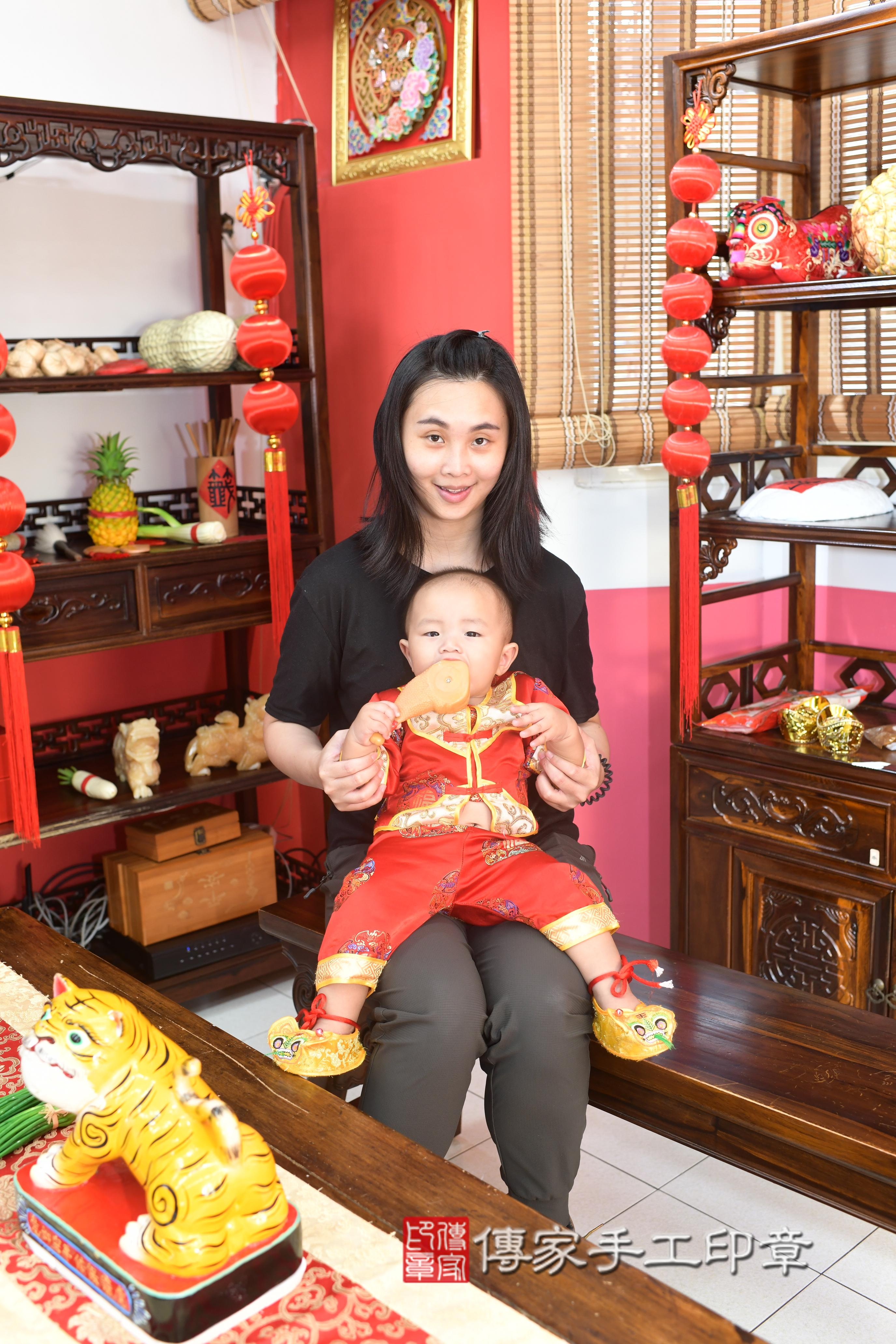 傳家手工印章高雄店、抓周、度脺、中國風會場、傳家嬰兒古禮、吉祥話、抓周道具物品24種、拍照。抓周證書。寶寶抓周、滿周歲、生日快樂、祝福 傳家手工印章高雄店、抓周、度脺、中國風會場、傳家嬰兒古禮、吉祥話、抓周道具物品24種、拍照。抓周證書。寶寶抓周、滿周歲、生日快樂、祝福