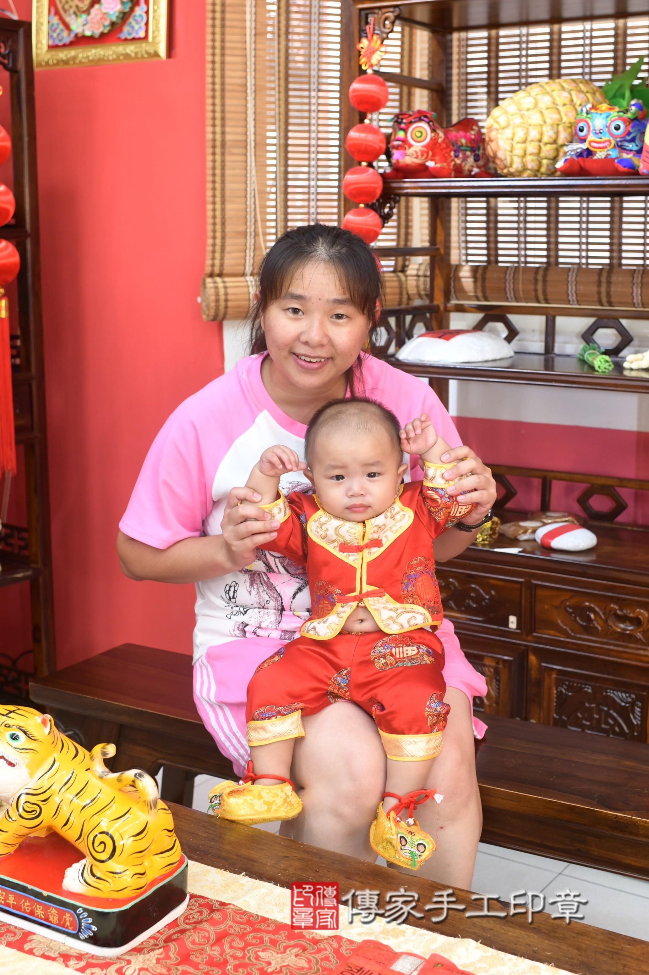 傳家手工印章高雄店、抓周、度脺、中國風會場、傳家嬰兒古禮、吉祥話、抓周道具物品24種、拍照。抓周證書。寶寶抓周、滿周歲、生日快樂、祝福 傳家手工印章高雄店、抓周、度脺、中國風會場、傳家嬰兒古禮、吉祥話、抓周道具物品24種、拍照。抓周證書。寶寶抓周、滿周歲、生日快樂、祝福