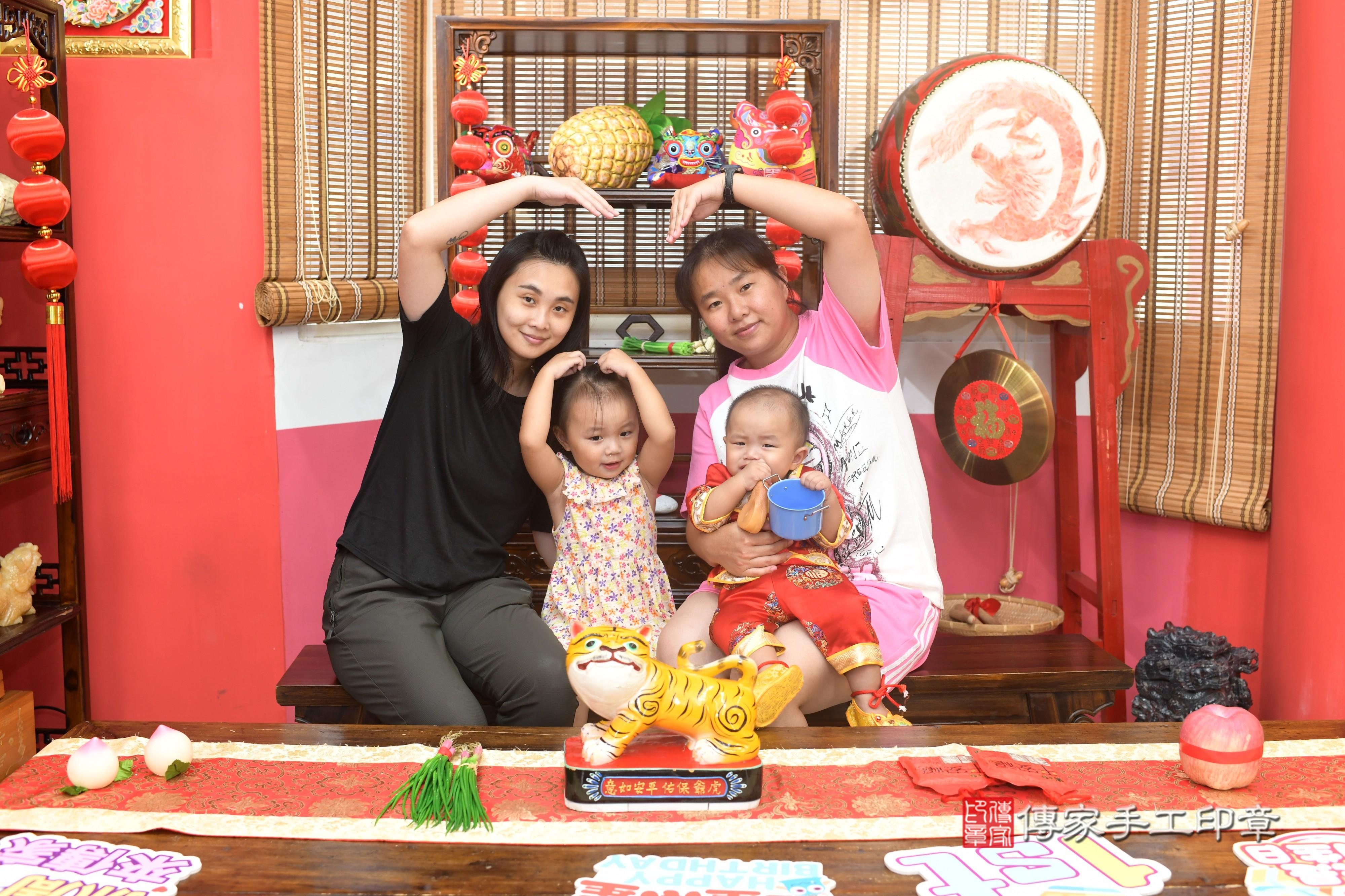 傳家手工印章高雄店、抓周、度脺、中國風會場、傳家嬰兒古禮、吉祥話、抓周道具物品24種、拍照。抓周證書。寶寶抓周、滿周歲、生日快樂、祝福 傳家手工印章高雄店、抓周、度脺、中國風會場、傳家嬰兒古禮、吉祥話、抓周道具物品24種、拍照。抓周證書。寶寶抓周、滿周歲、生日快樂、祝福