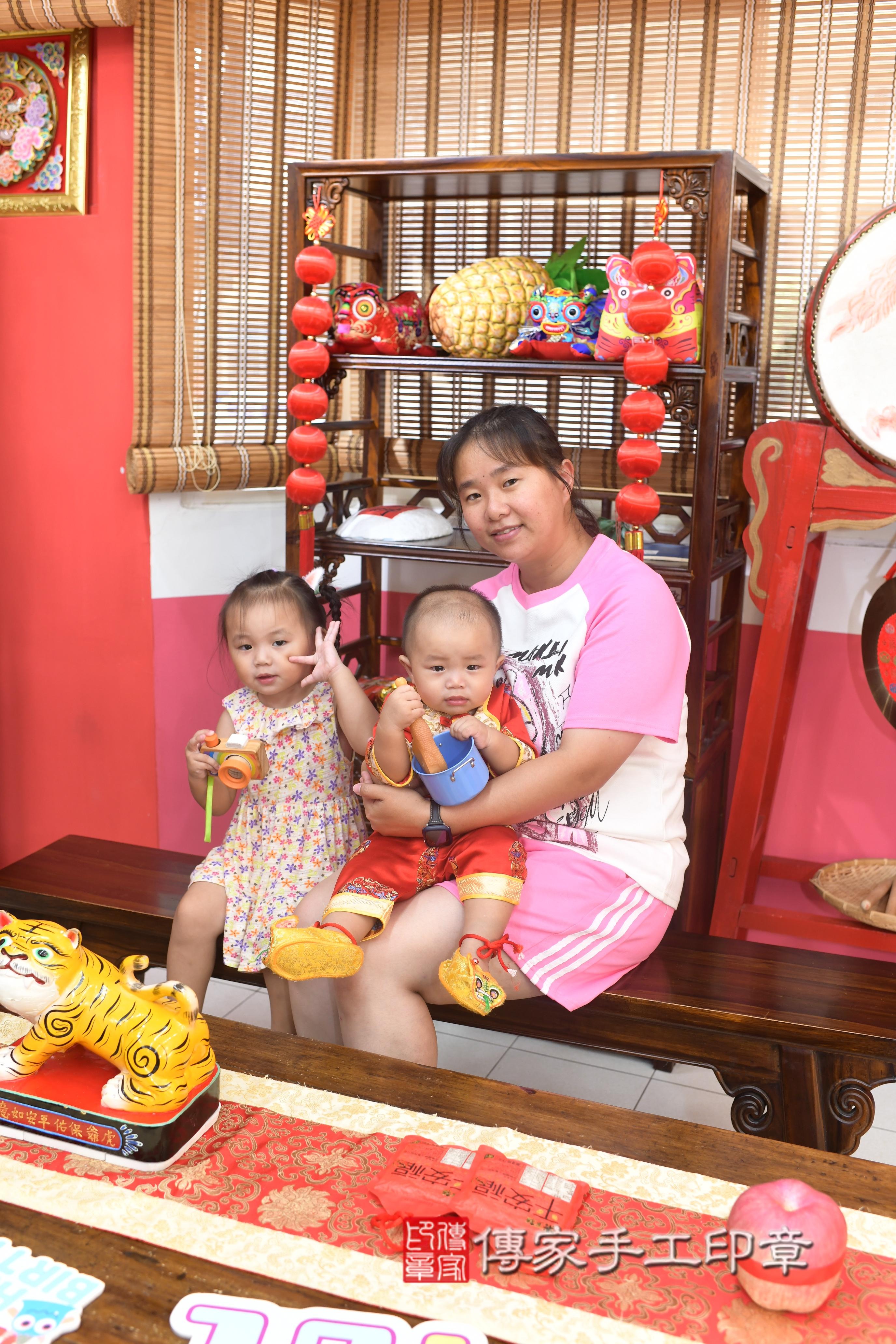 傳家手工印章高雄店、抓周、度脺、中國風會場、傳家嬰兒古禮、吉祥話、抓周道具物品24種、拍照。抓周證書。寶寶抓周、滿周歲、生日快樂、祝福 傳家手工印章高雄店、抓周、度脺、中國風會場、傳家嬰兒古禮、吉祥話、抓周道具物品24種、拍照。抓周證書。寶寶抓周、滿周歲、生日快樂、祝福