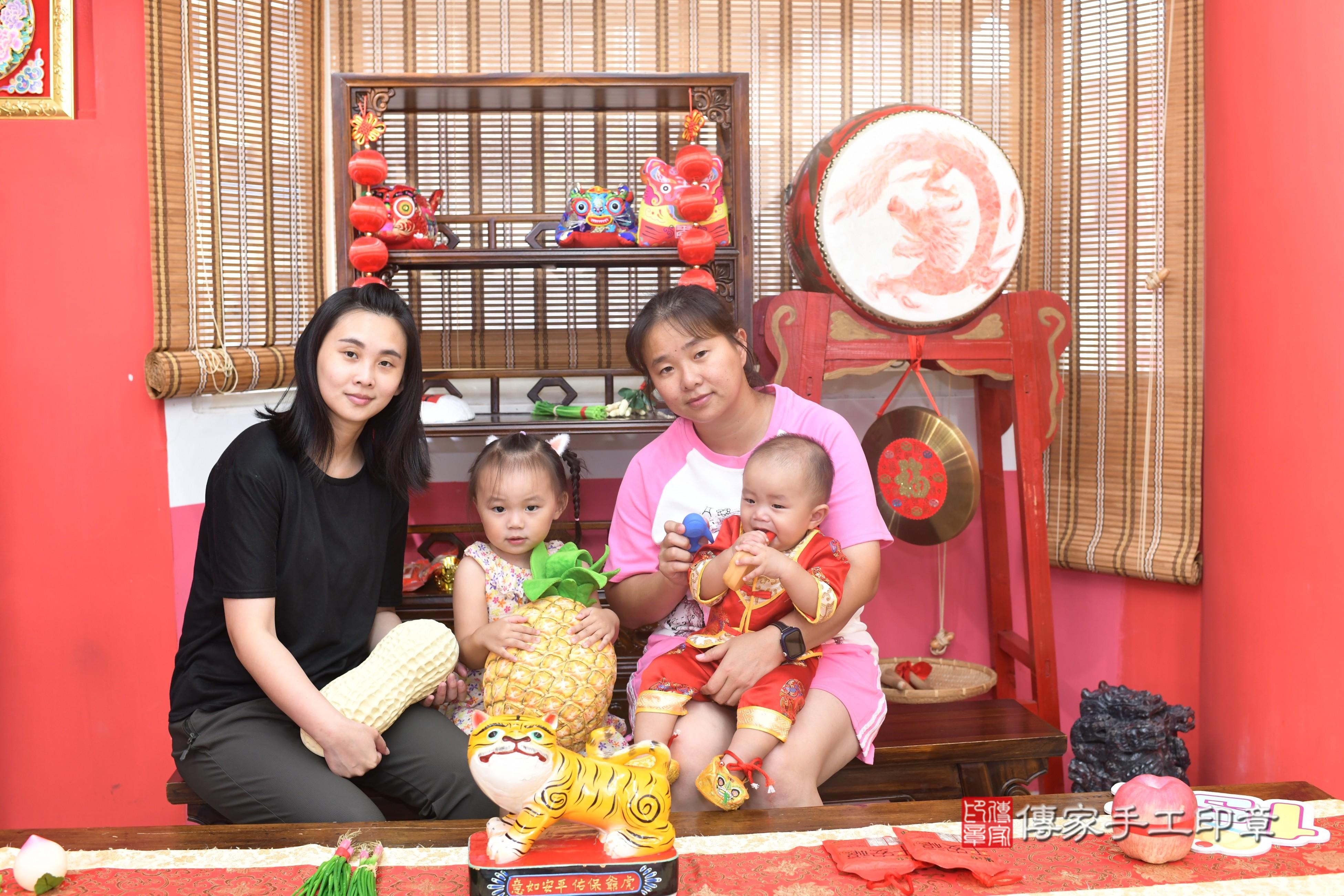 傳家手工印章高雄店、抓周、度脺、中國風會場、傳家嬰兒古禮、吉祥話、抓周道具物品24種、拍照。抓周證書。寶寶抓周、滿周歲、生日快樂、祝福 傳家手工印章高雄店、抓周、度脺、中國風會場、傳家嬰兒古禮、吉祥話、抓周道具物品24種、拍照。抓周證書。寶寶抓周、滿周歲、生日快樂、祝福