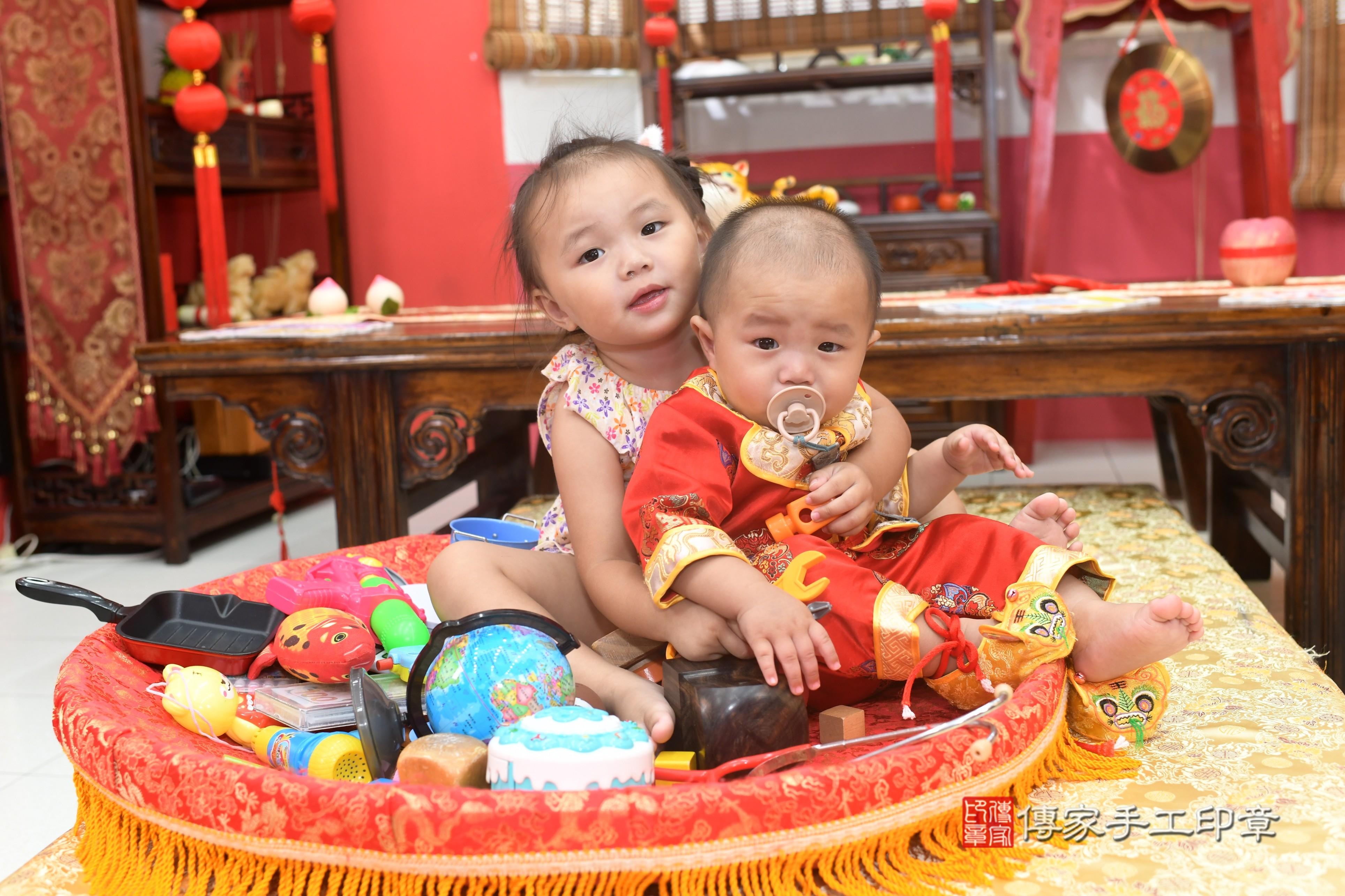 傳家手工印章高雄店、抓周、度脺、中國風會場、傳家嬰兒古禮、吉祥話、抓周道具物品24種、拍照。抓周證書。寶寶抓周、滿周歲、生日快樂、祝福 傳家手工印章高雄店、抓周、度脺、中國風會場、傳家嬰兒古禮、吉祥話、抓周道具物品24種、拍照。抓周證書。寶寶抓周、滿周歲、生日快樂、祝福