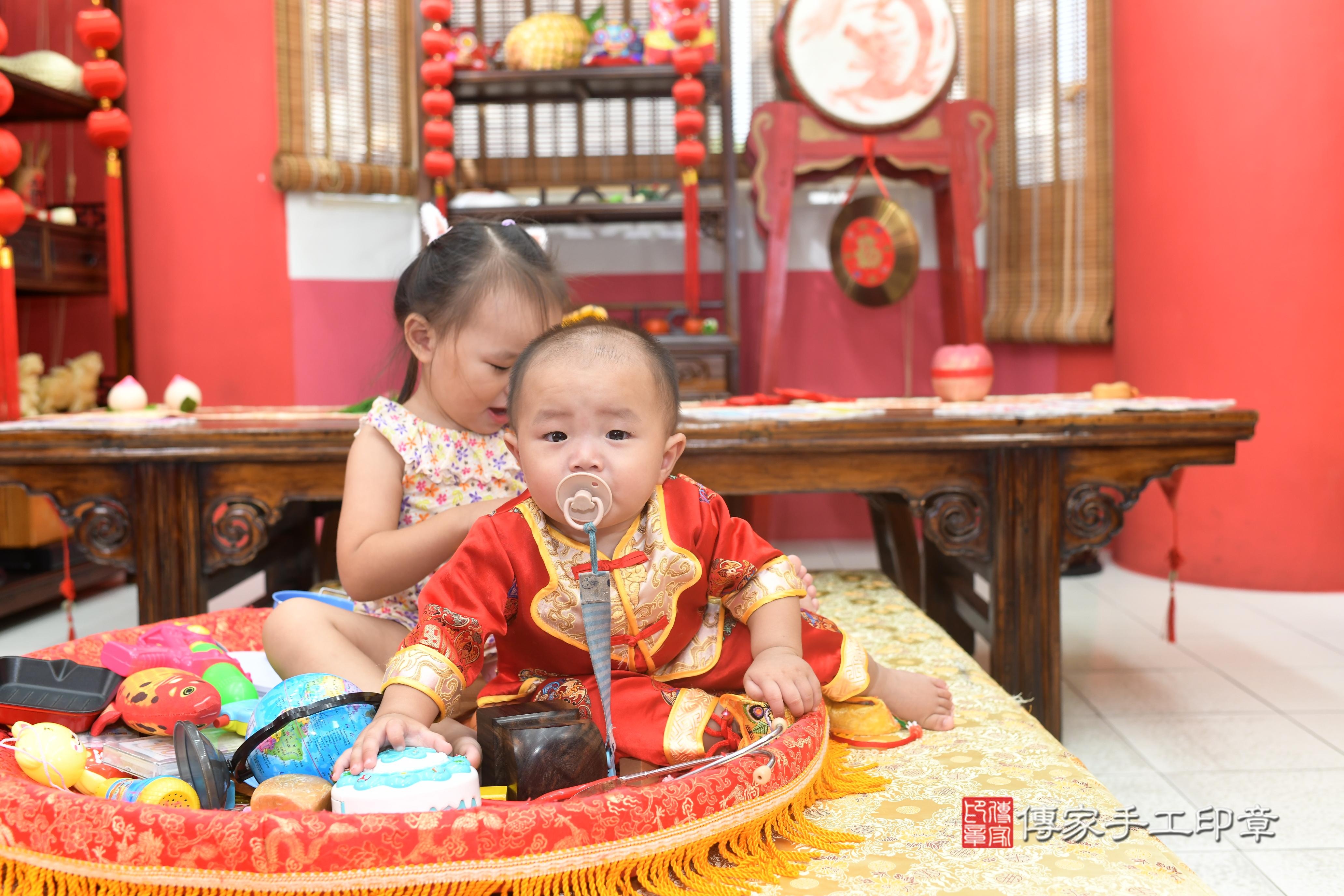 傳家手工印章高雄店、抓周、度脺、中國風會場、傳家嬰兒古禮、吉祥話、抓周道具物品24種、拍照。抓周證書。寶寶抓周、滿周歲、生日快樂、祝福 傳家手工印章高雄店、抓周、度脺、中國風會場、傳家嬰兒古禮、吉祥話、抓周道具物品24種、拍照。抓周證書。寶寶抓周、滿周歲、生日快樂、祝福