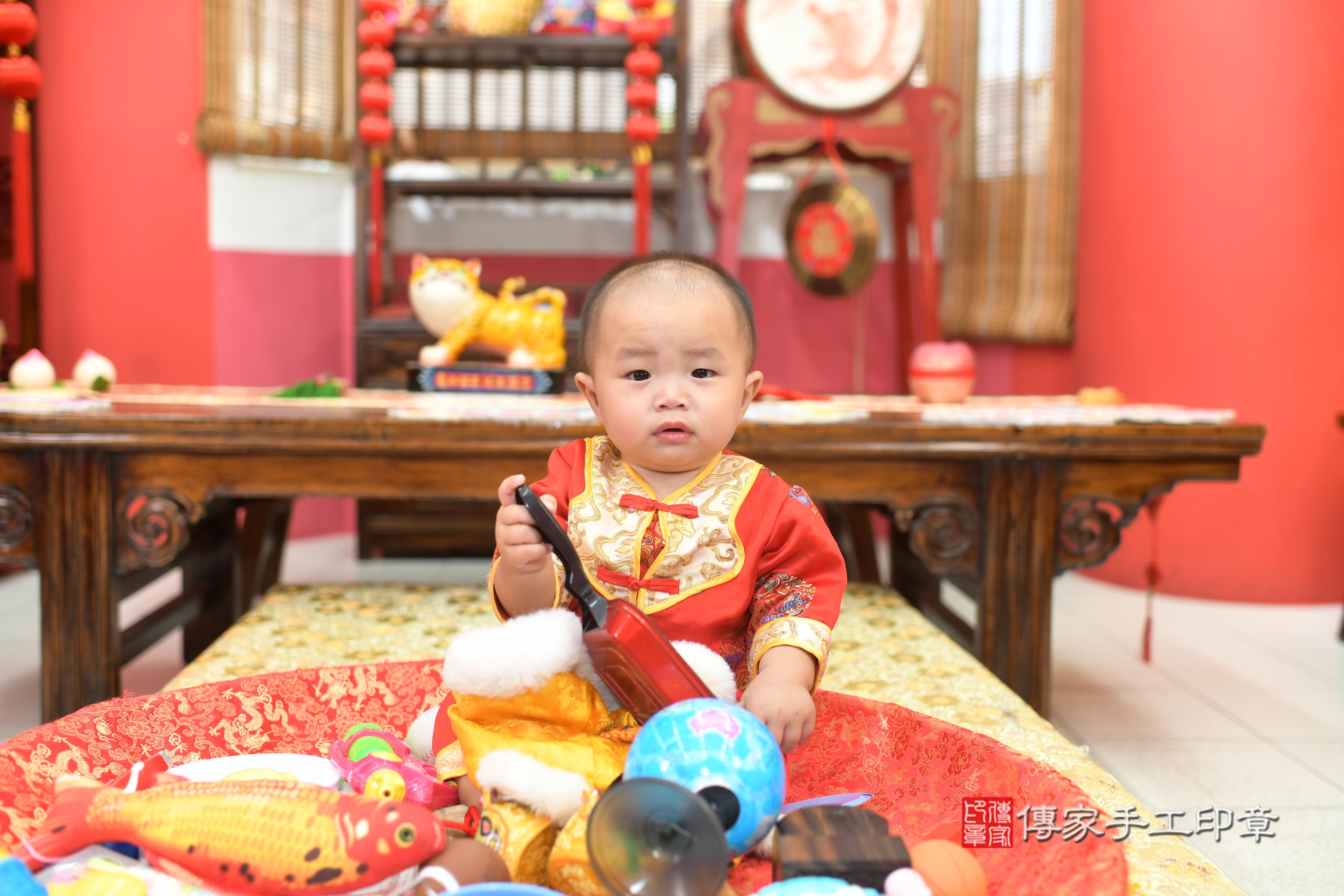 傳家手工印章高雄店、抓周、度脺、中國風會場、傳家嬰兒古禮、吉祥話、抓周道具物品24種、拍照。抓周證書。寶寶抓周、滿周歲、生日快樂、祝福 傳家手工印章高雄店、抓周、度脺、中國風會場、傳家嬰兒古禮、吉祥話、抓周道具物品24種、拍照。抓周證書。寶寶抓周、滿周歲、生日快樂、祝福