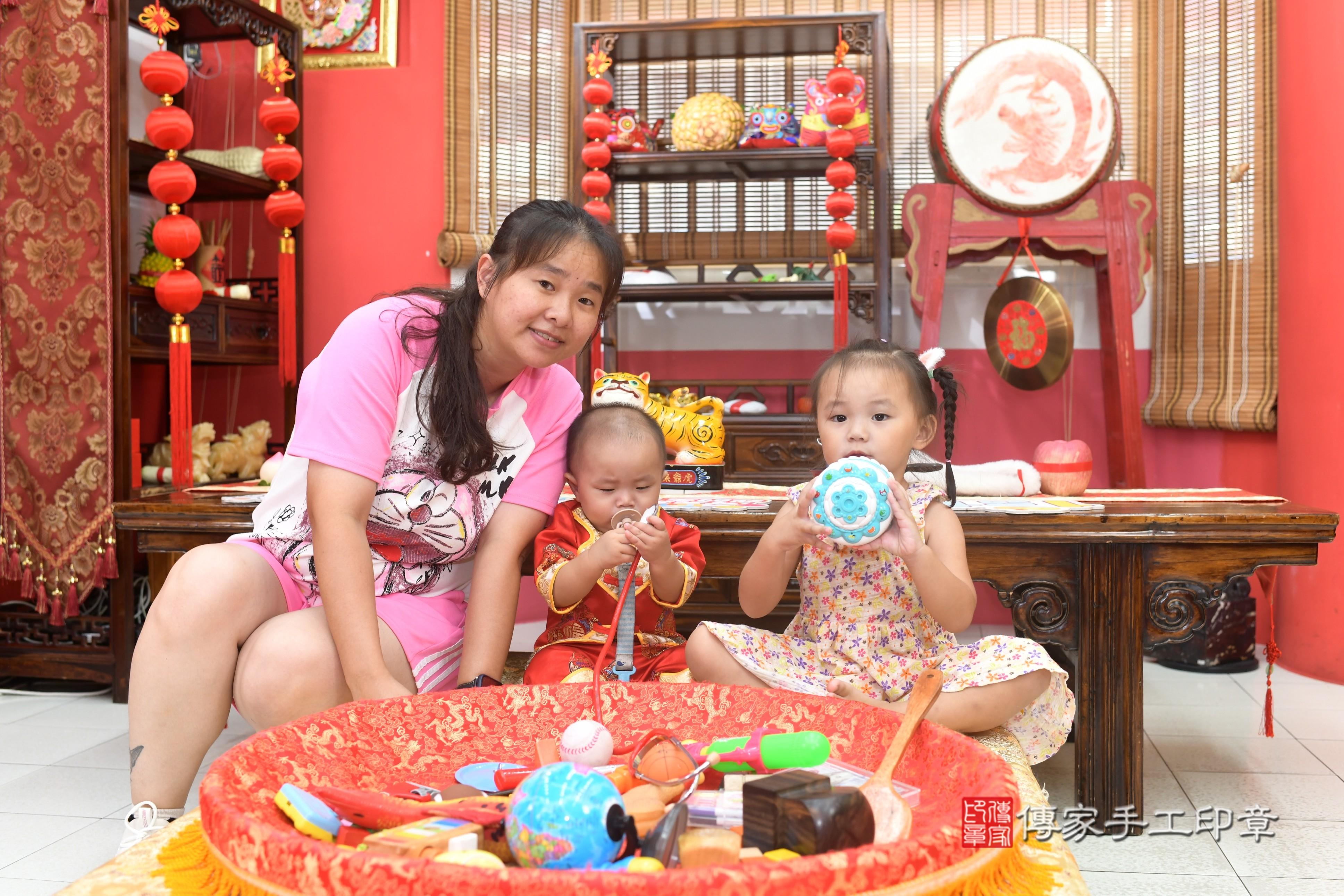 傳家手工印章高雄店、抓周、度脺、中國風會場、傳家嬰兒古禮、吉祥話、抓周道具物品24種、拍照。抓周證書。寶寶抓周、滿周歲、生日快樂、祝福 傳家手工印章高雄店、抓周、度脺、中國風會場、傳家嬰兒古禮、吉祥話、抓周道具物品24種、拍照。抓周證書。寶寶抓周、滿周歲、生日快樂、祝福