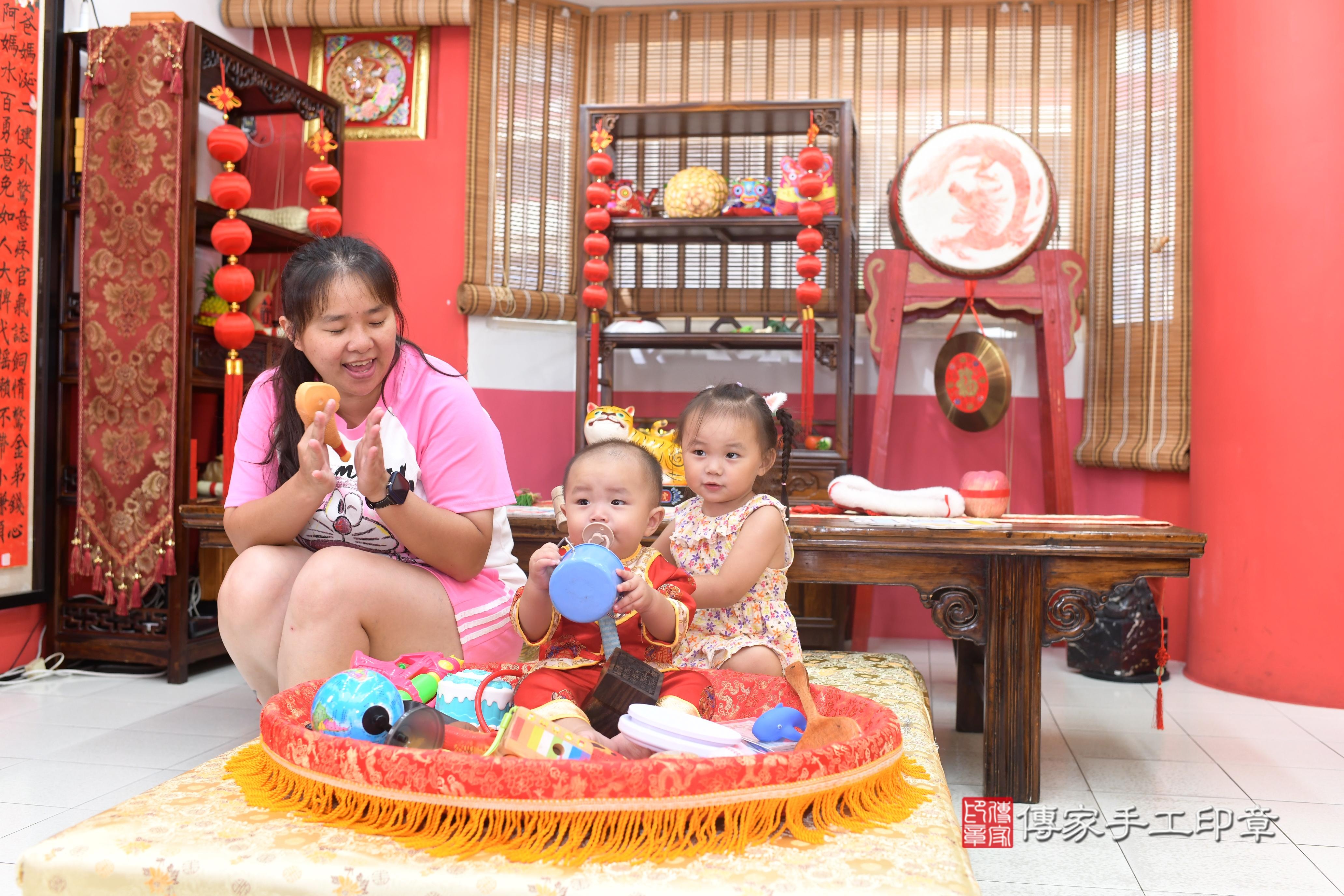 傳家手工印章高雄店、抓周、度脺、中國風會場、傳家嬰兒古禮、吉祥話、抓周道具物品24種、拍照。抓周證書。寶寶抓周、滿周歲、生日快樂、祝福 傳家手工印章高雄店、抓周、度脺、中國風會場、傳家嬰兒古禮、吉祥話、抓周道具物品24種、拍照。抓周證書。寶寶抓周、滿周歲、生日快樂、祝福