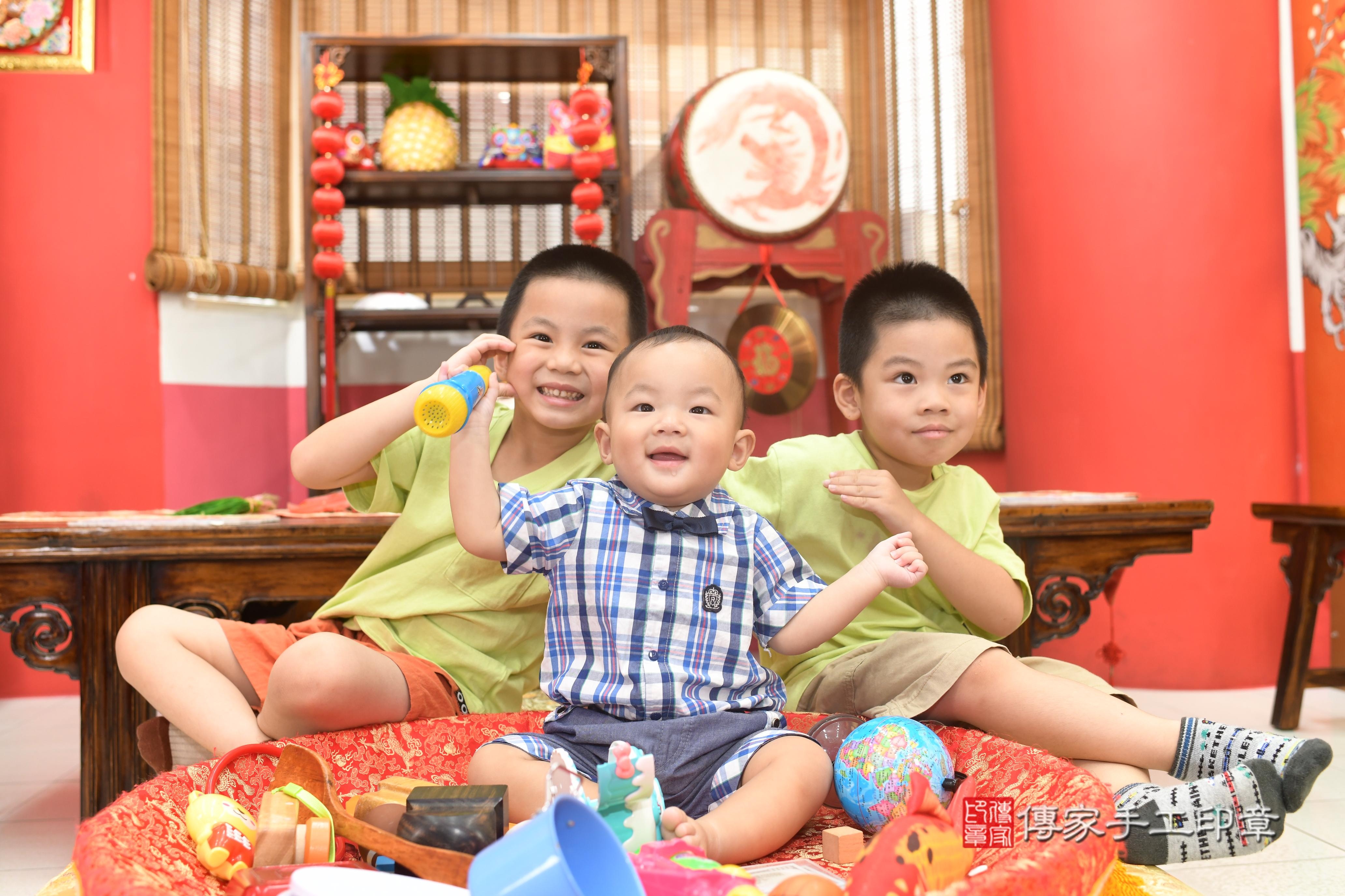 傳家手工印章高雄店、抓周、度脺、中國風會場、傳家嬰兒古禮、吉祥話、抓周道具物品24種、拍照。抓周證書。寶寶抓周、滿周歲、生日快樂、祝福 傳家手工印章高雄店、抓周、度脺、中國風會場、傳家嬰兒古禮、吉祥話、抓周道具物品24種、拍照。抓周證書。寶寶抓周、滿周歲、生日快樂、祝福