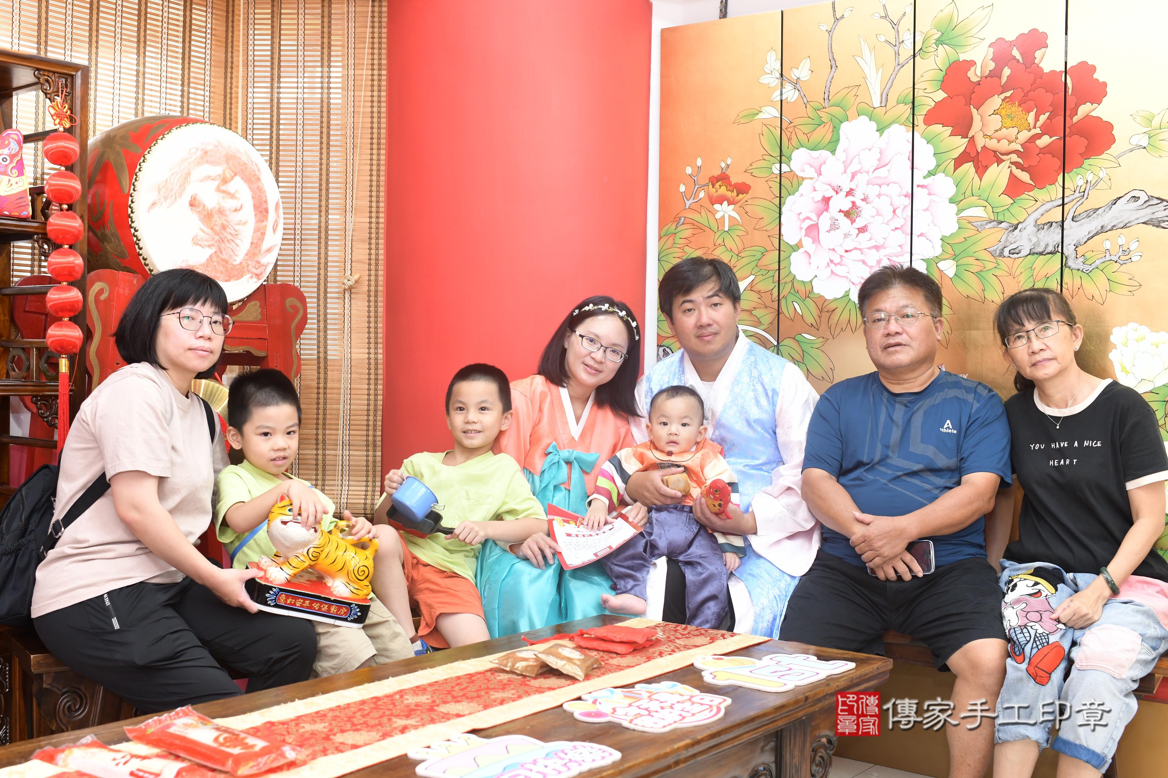 傳家手工印章高雄店、抓周、度脺、中國風會場、傳家嬰兒古禮、吉祥話、抓周道具物品24種、拍照。抓周證書。寶寶抓周、滿周歲、生日快樂、祝福 傳家手工印章高雄店、抓周、度脺、中國風會場、傳家嬰兒古禮、吉祥話、抓周道具物品24種、拍照。抓周證書。寶寶抓周、滿周歲、生日快樂、祝福