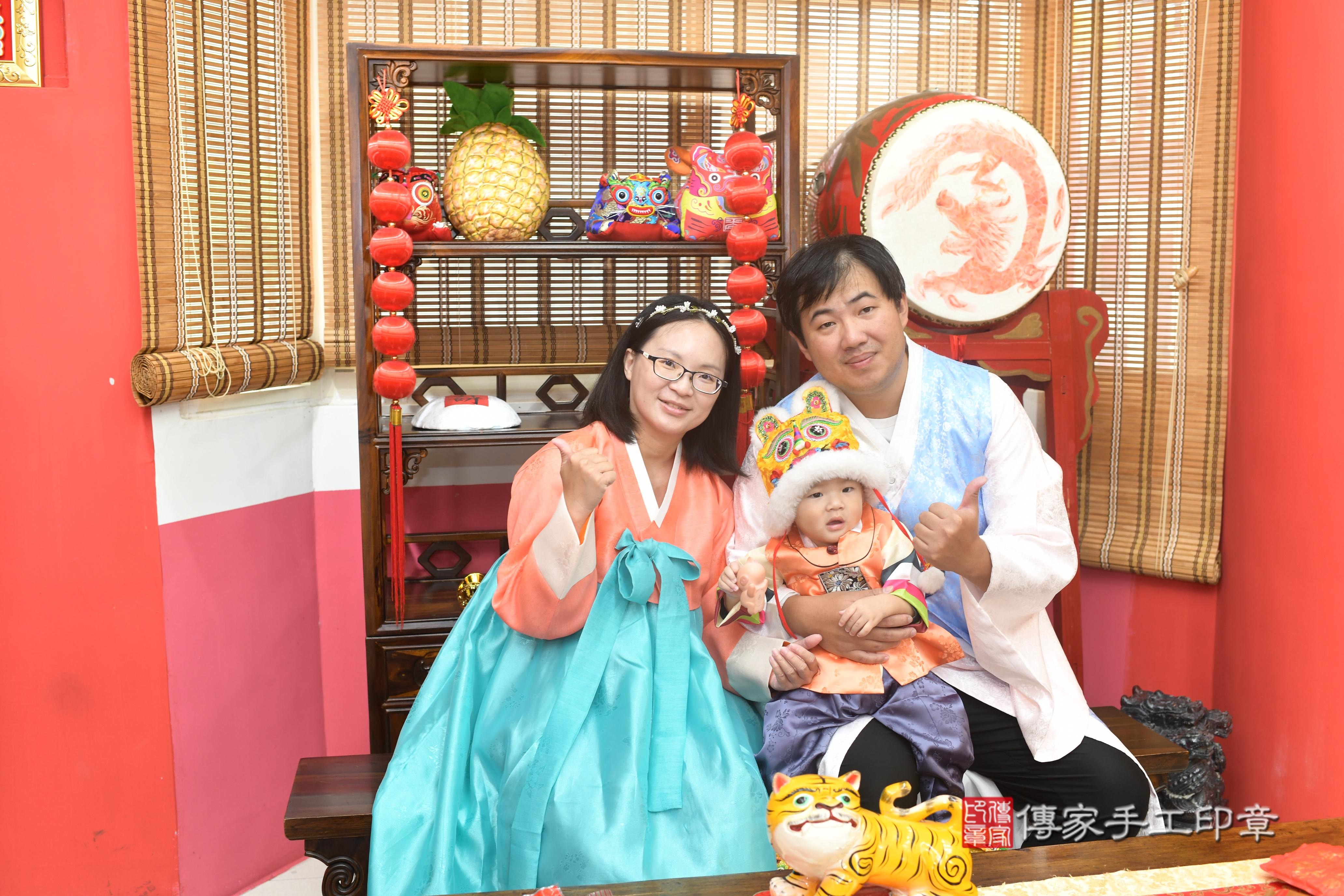 傳家手工印章高雄店、抓周、度脺、中國風會場、傳家嬰兒古禮、吉祥話、抓周道具物品24種、拍照。抓周證書。寶寶抓周、滿周歲、生日快樂、祝福 傳家手工印章高雄店、抓周、度脺、中國風會場、傳家嬰兒古禮、吉祥話、抓周道具物品24種、拍照。抓周證書。寶寶抓周、滿周歲、生日快樂、祝福