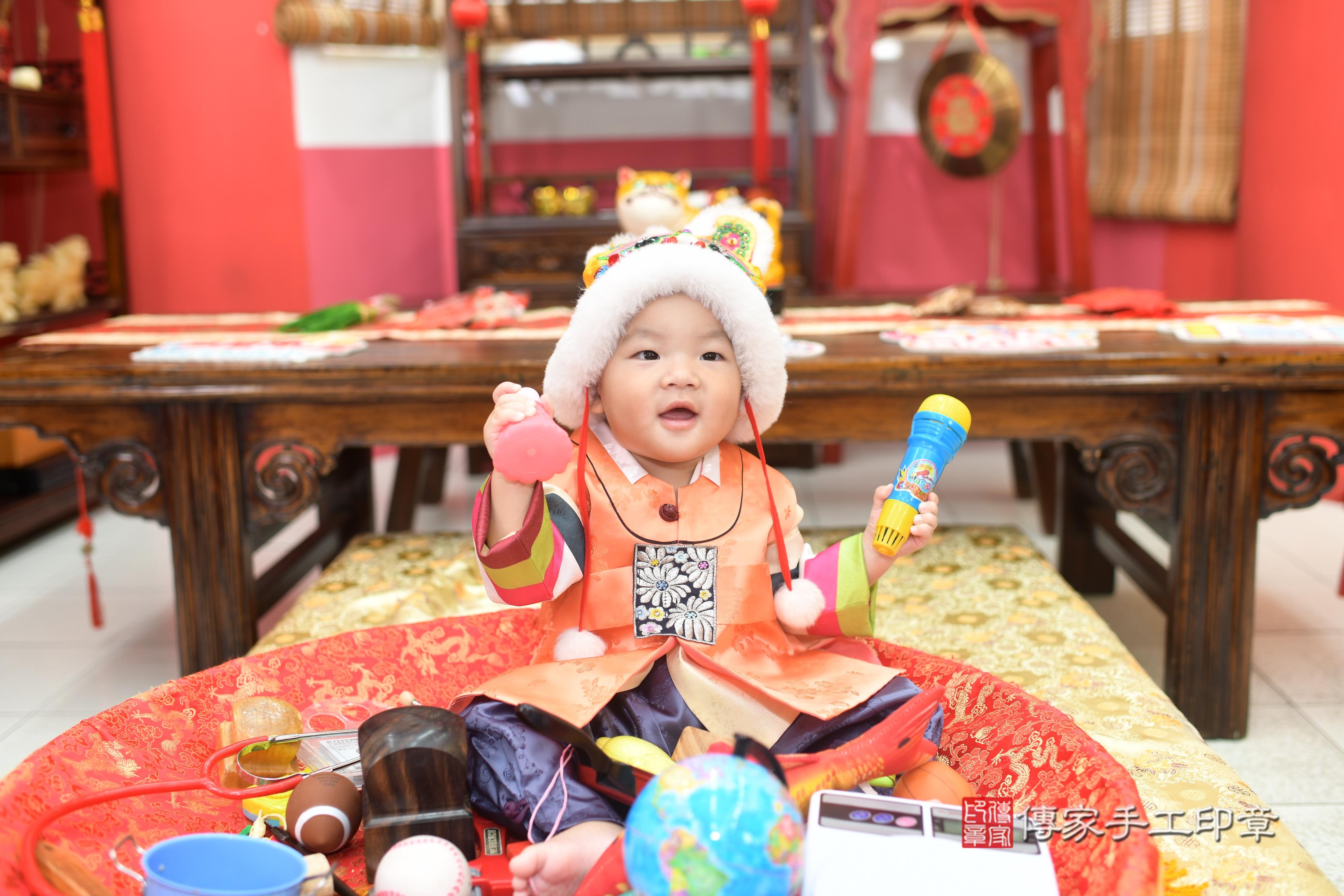 傳家手工印章高雄店、抓周、度脺、中國風會場、傳家嬰兒古禮、吉祥話、抓周道具物品24種、拍照。抓周證書。寶寶抓周、滿周歲、生日快樂、祝福 傳家手工印章高雄店、抓周、度脺、中國風會場、傳家嬰兒古禮、吉祥話、抓周道具物品24種、拍照。抓周證書。寶寶抓周、滿周歲、生日快樂、祝福