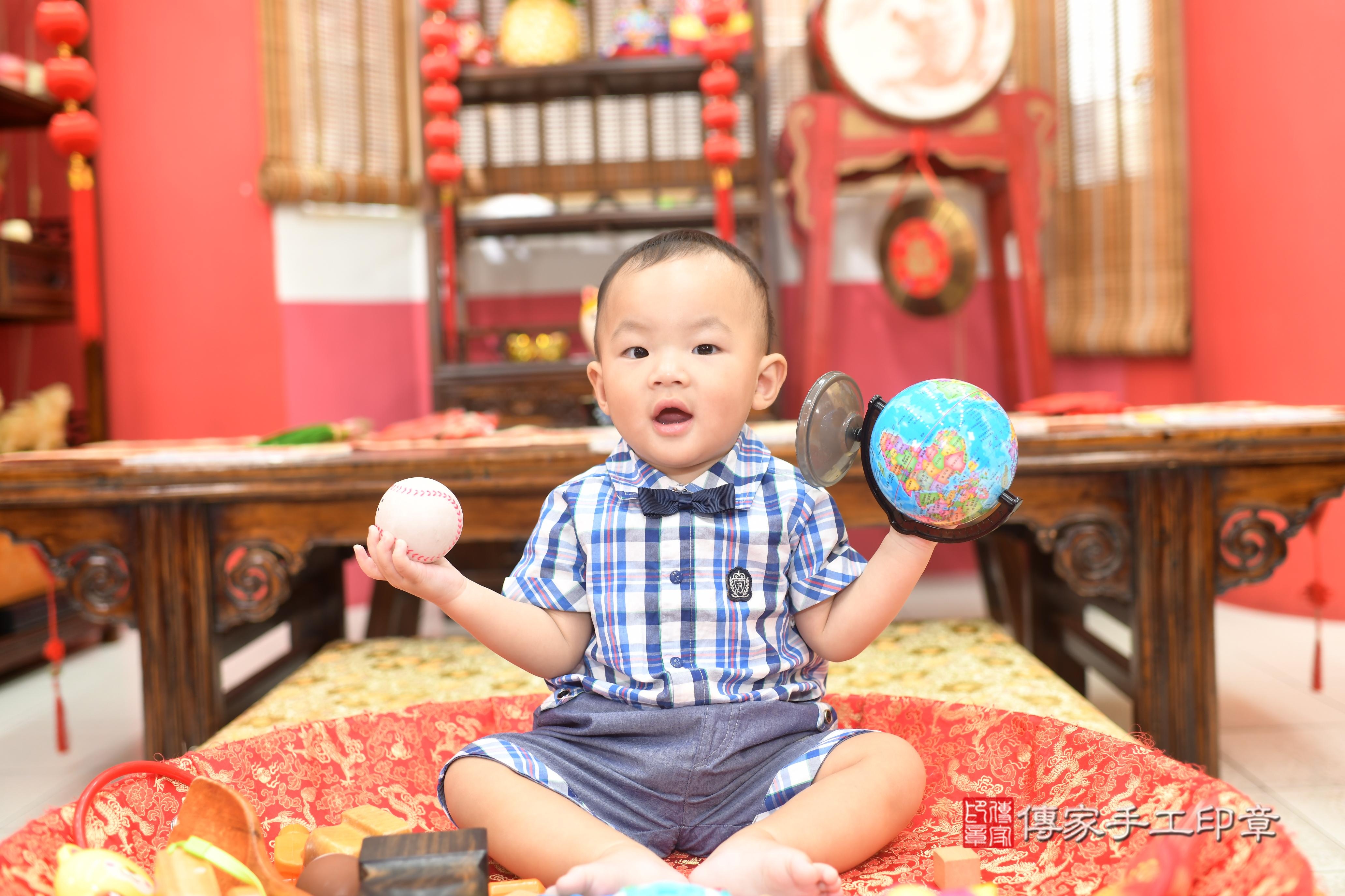 傳家手工印章高雄店、抓周、度脺、中國風會場、傳家嬰兒古禮、吉祥話、抓周道具物品24種、拍照。抓周證書。寶寶抓周、滿周歲、生日快樂、祝福 傳家手工印章高雄店、抓周、度脺、中國風會場、傳家嬰兒古禮、吉祥話、抓周道具物品24種、拍照。抓周證書。寶寶抓周、滿周歲、生日快樂、祝福