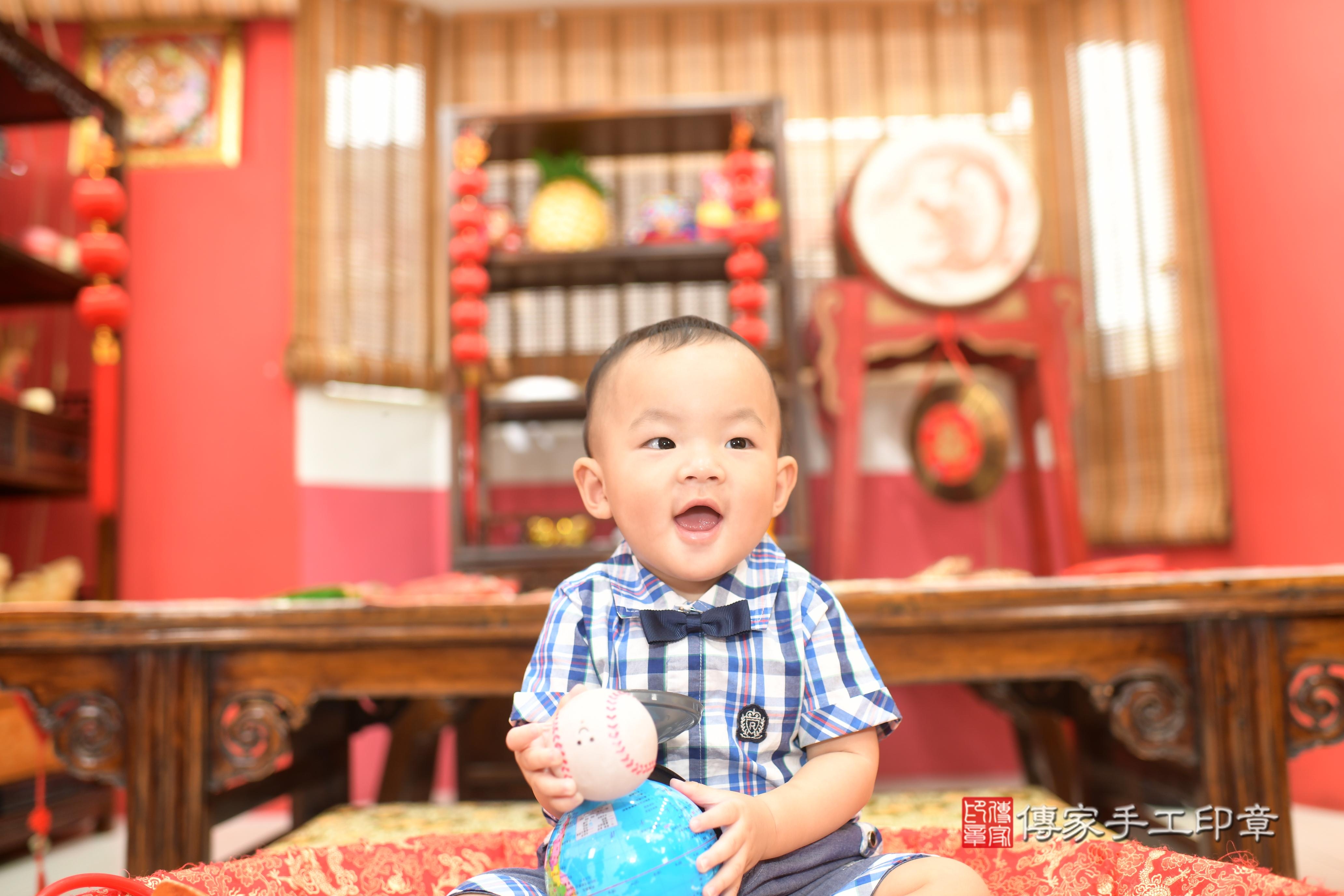 傳家手工印章高雄店、抓周、度脺、中國風會場、傳家嬰兒古禮、吉祥話、抓周道具物品24種、拍照。抓周證書。寶寶抓周、滿周歲、生日快樂、祝福 傳家手工印章高雄店、抓周、度脺、中國風會場、傳家嬰兒古禮、吉祥話、抓周道具物品24種、拍照。抓周證書。寶寶抓周、滿周歲、生日快樂、祝福