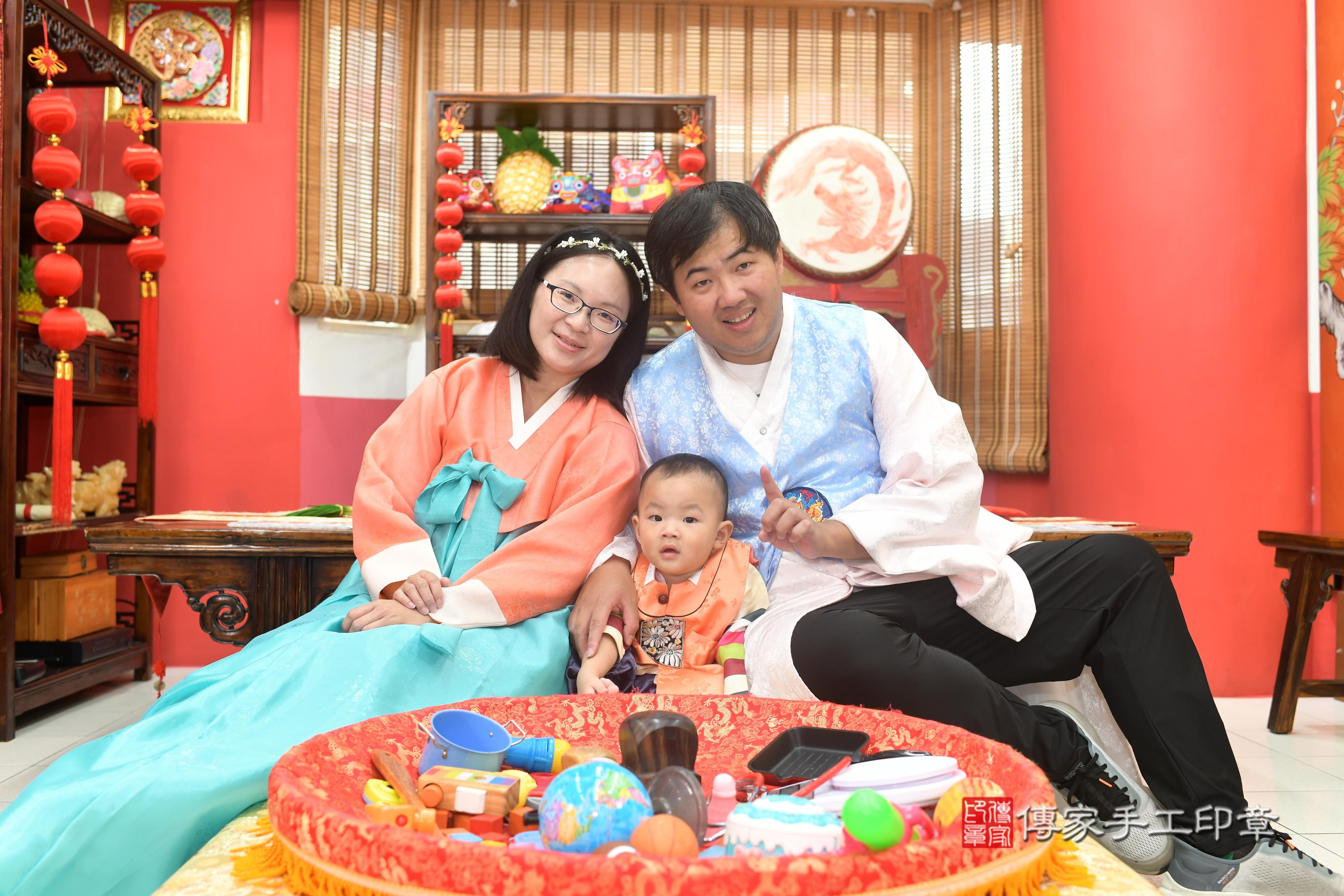 傳家手工印章高雄店、抓周、度脺、中國風會場、傳家嬰兒古禮、吉祥話、抓周道具物品24種、拍照。抓周證書。寶寶抓周、滿周歲、生日快樂、祝福 傳家手工印章高雄店、抓周、度脺、中國風會場、傳家嬰兒古禮、吉祥話、抓周道具物品24種、拍照。抓周證書。寶寶抓周、滿周歲、生日快樂、祝福