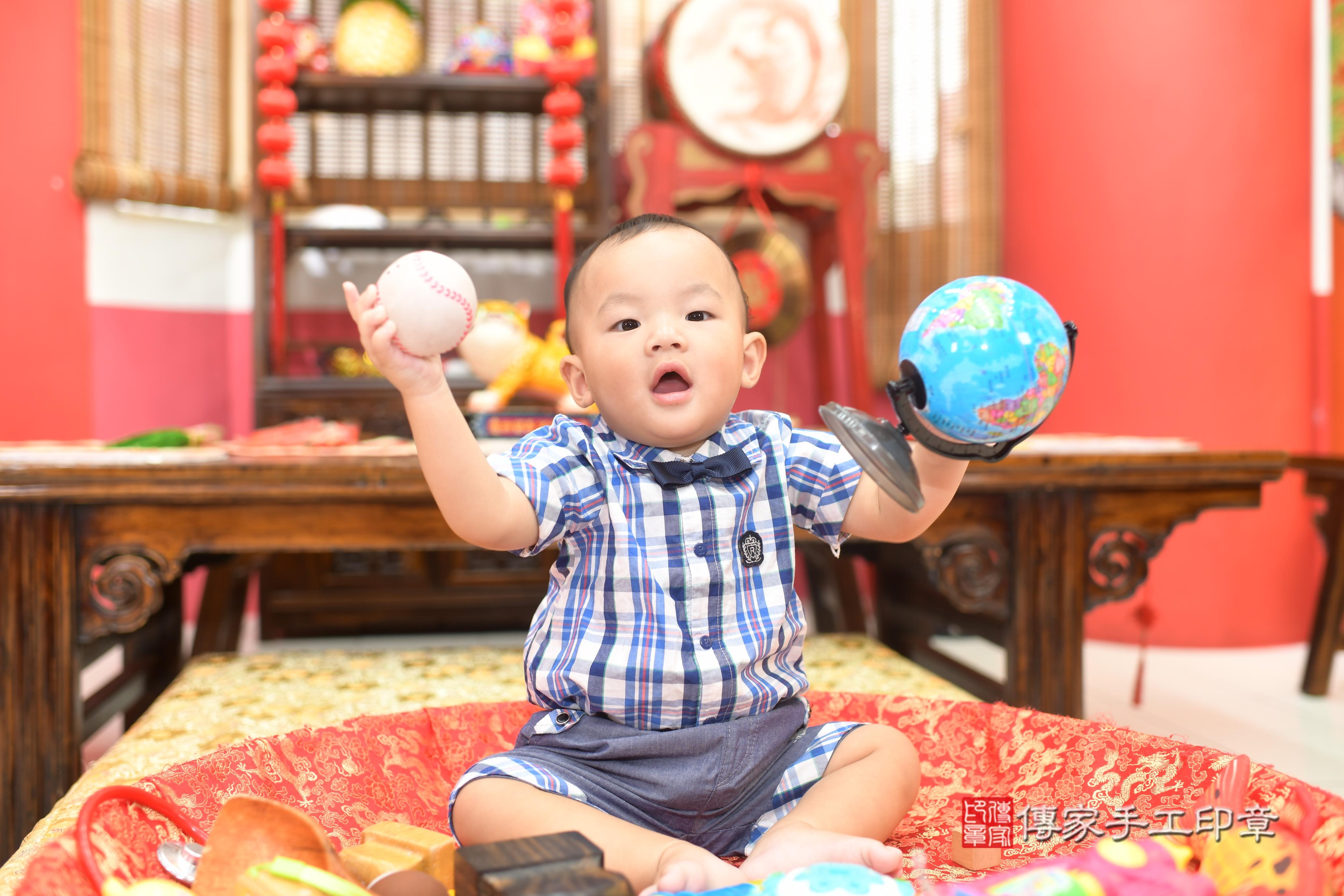 傳家手工印章高雄店、抓周、度脺、中國風會場、傳家嬰兒古禮、吉祥話、抓周道具物品24種、拍照。抓周證書。寶寶抓周、滿周歲、生日快樂、祝福 傳家手工印章高雄店、抓周、度脺、中國風會場、傳家嬰兒古禮、吉祥話、抓周道具物品24種、拍照。抓周證書。寶寶抓周、滿周歲、生日快樂、祝福