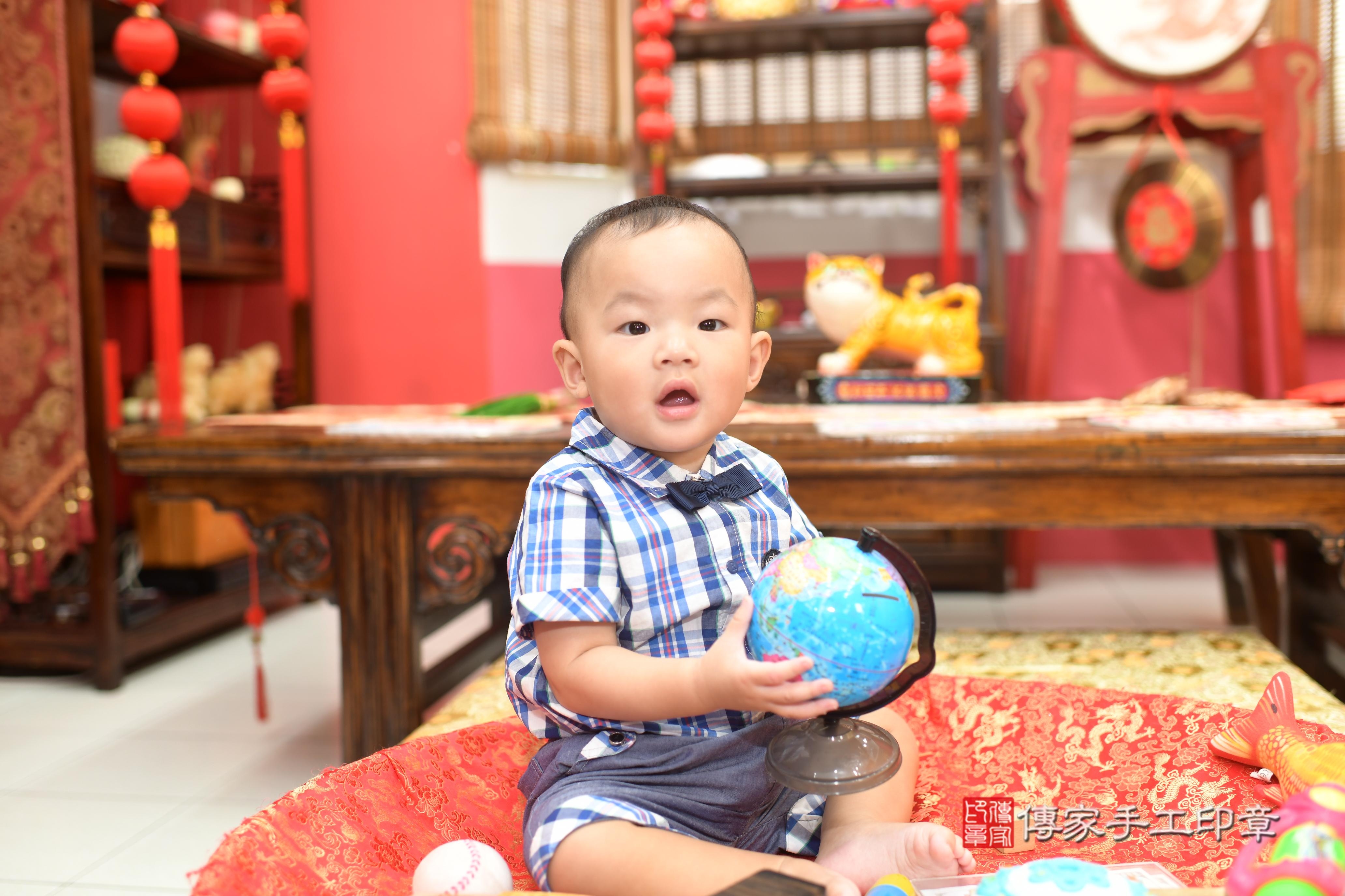 傳家手工印章高雄店、抓周、度脺、中國風會場、傳家嬰兒古禮、吉祥話、抓周道具物品24種、拍照。抓周證書。寶寶抓周、滿周歲、生日快樂、祝福 傳家手工印章高雄店、抓周、度脺、中國風會場、傳家嬰兒古禮、吉祥話、抓周道具物品24種、拍照。抓周證書。寶寶抓周、滿周歲、生日快樂、祝福