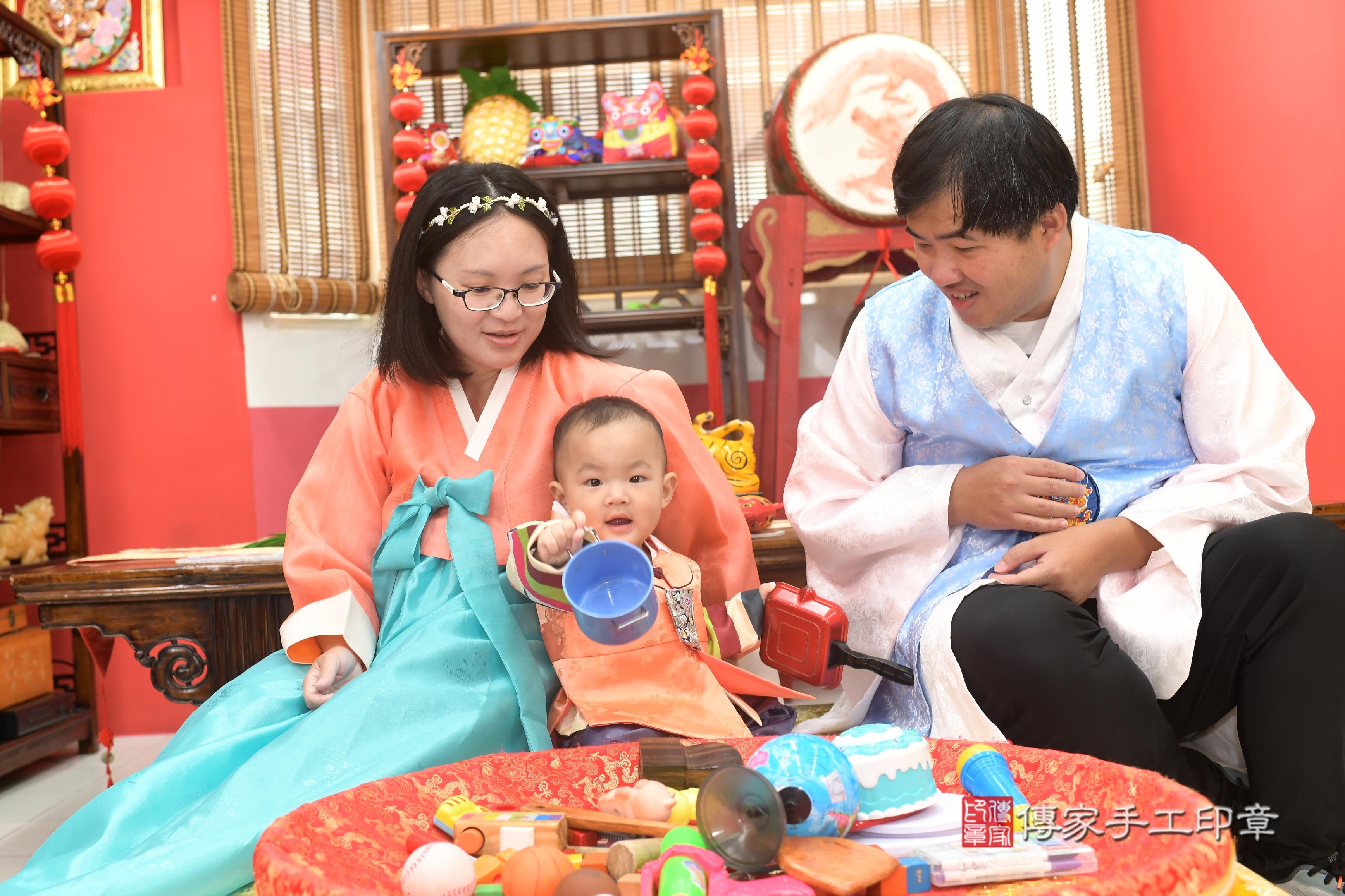 傳家手工印章高雄店、抓周、度脺、中國風會場、傳家嬰兒古禮、吉祥話、抓周道具物品24種、拍照。抓周證書。寶寶抓周、滿周歲、生日快樂、祝福 傳家手工印章高雄店、抓周、度脺、中國風會場、傳家嬰兒古禮、吉祥話、抓周道具物品24種、拍照。抓周證書。寶寶抓周、滿周歲、生日快樂、祝福