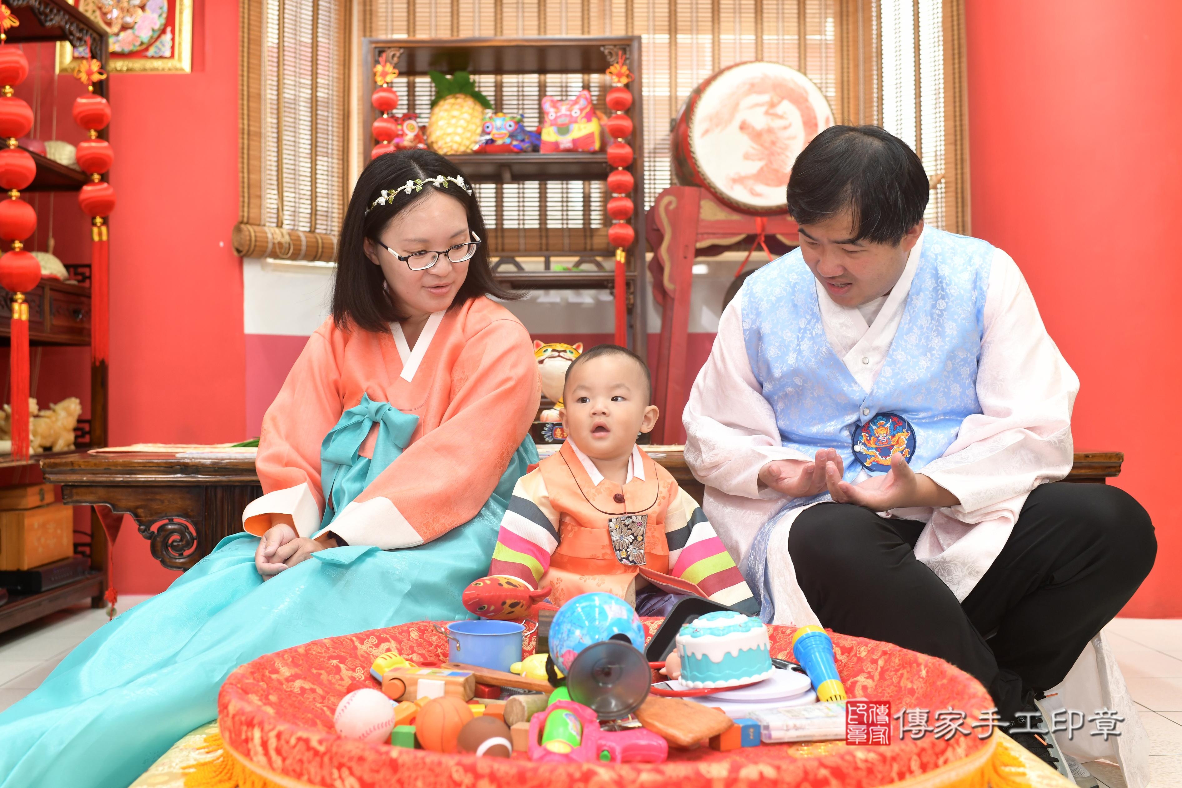 傳家手工印章高雄店、抓周、度脺、中國風會場、傳家嬰兒古禮、吉祥話、抓周道具物品24種、拍照。抓周證書。寶寶抓周、滿周歲、生日快樂、祝福 傳家手工印章高雄店、抓周、度脺、中國風會場、傳家嬰兒古禮、吉祥話、抓周道具物品24種、拍照。抓周證書。寶寶抓周、滿周歲、生日快樂、祝福