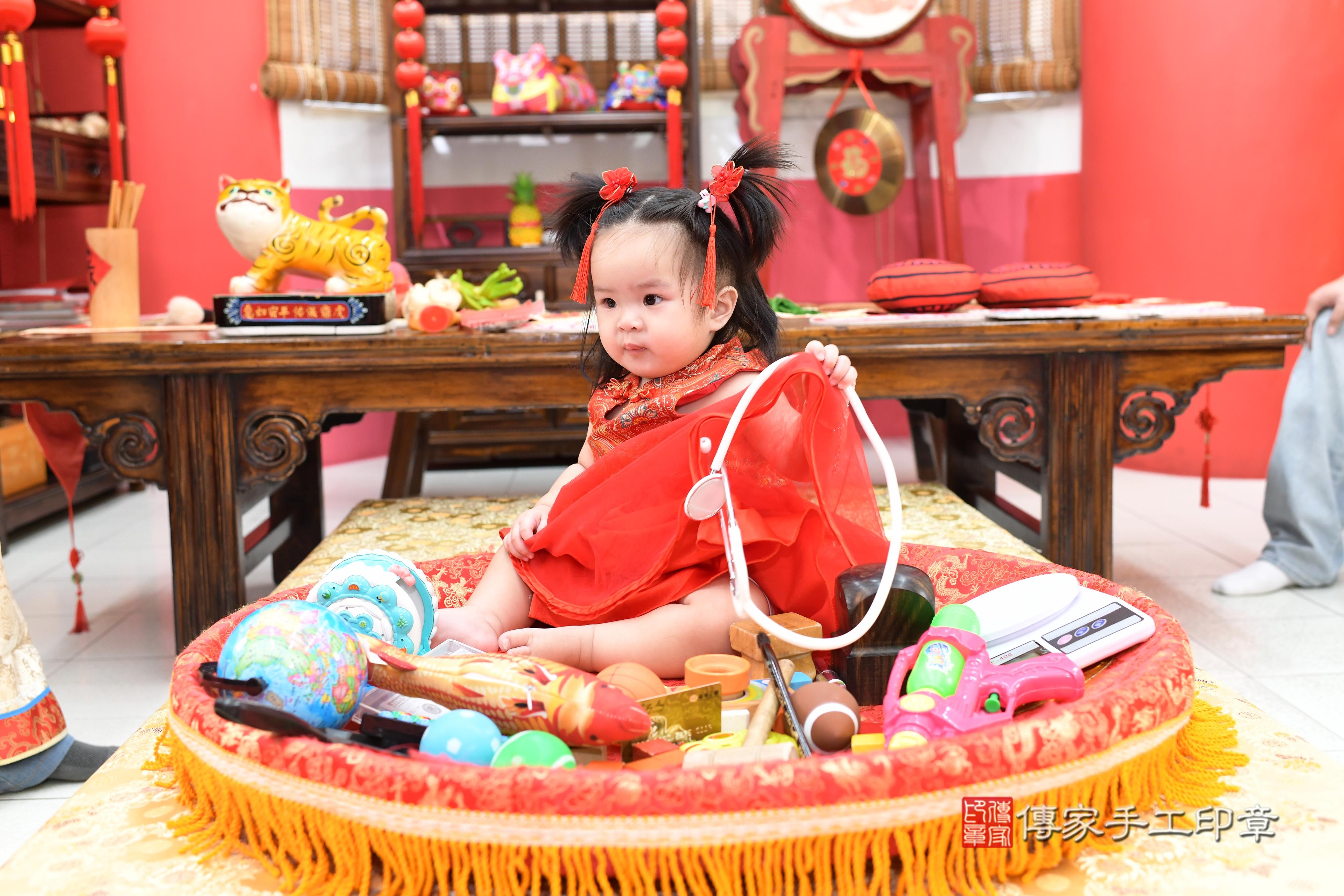 傳家手工印章高雄店、抓周、度脺、中國風會場、傳家嬰兒古禮、吉祥話、抓周道具物品24種、拍照。抓周證書。寶寶抓周、滿周歲、生日快樂、祝福 傳家手工印章高雄店、抓周、度脺、中國風會場、傳家嬰兒古禮、吉祥話、抓周道具物品24種、拍照。抓周證書。寶寶抓周、滿周歲、生日快樂、祝福