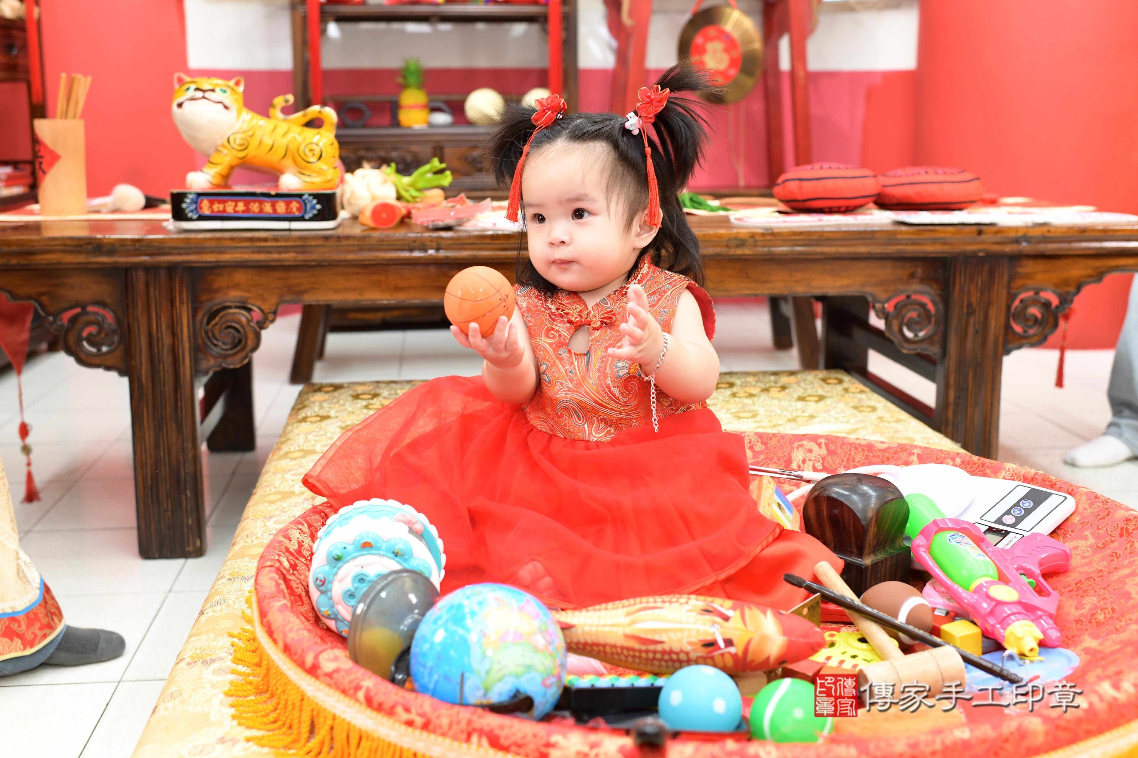 傳家手工印章高雄店、抓周、度脺、中國風會場、傳家嬰兒古禮、吉祥話、抓周道具物品24種、拍照。抓周證書。寶寶抓周、滿周歲、生日快樂、祝福 傳家手工印章高雄店、抓周、度脺、中國風會場、傳家嬰兒古禮、吉祥話、抓周道具物品24種、拍照。抓周證書。寶寶抓周、滿周歲、生日快樂、祝福