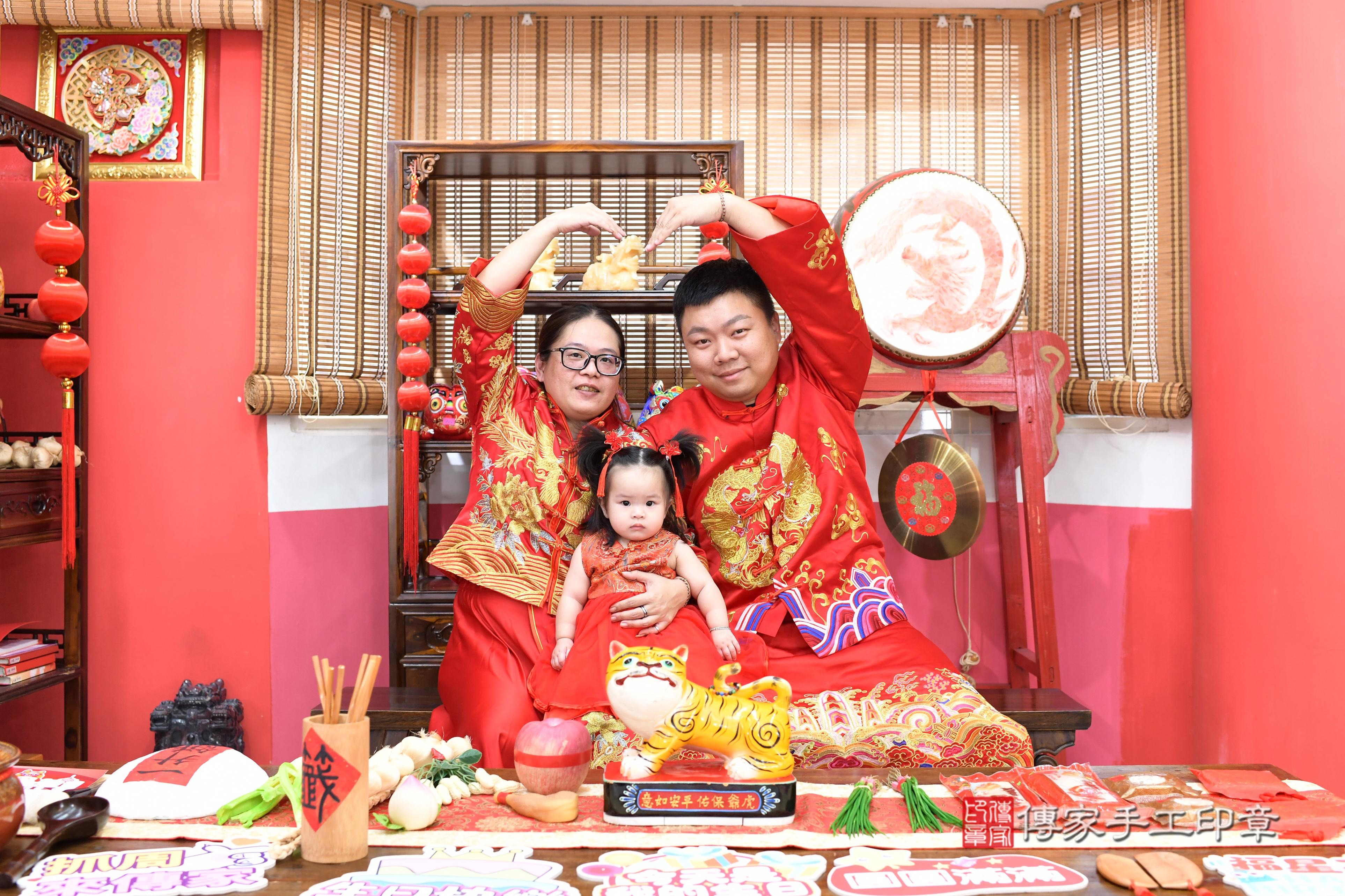 傳家手工印章高雄店、抓周、度脺、中國風會場、傳家嬰兒古禮、吉祥話、抓周道具物品24種、拍照。抓周證書。寶寶抓周、滿周歲、生日快樂、祝福 傳家手工印章高雄店、抓周、度脺、中國風會場、傳家嬰兒古禮、吉祥話、抓周道具物品24種、拍照。抓周證書。寶寶抓周、滿周歲、生日快樂、祝福