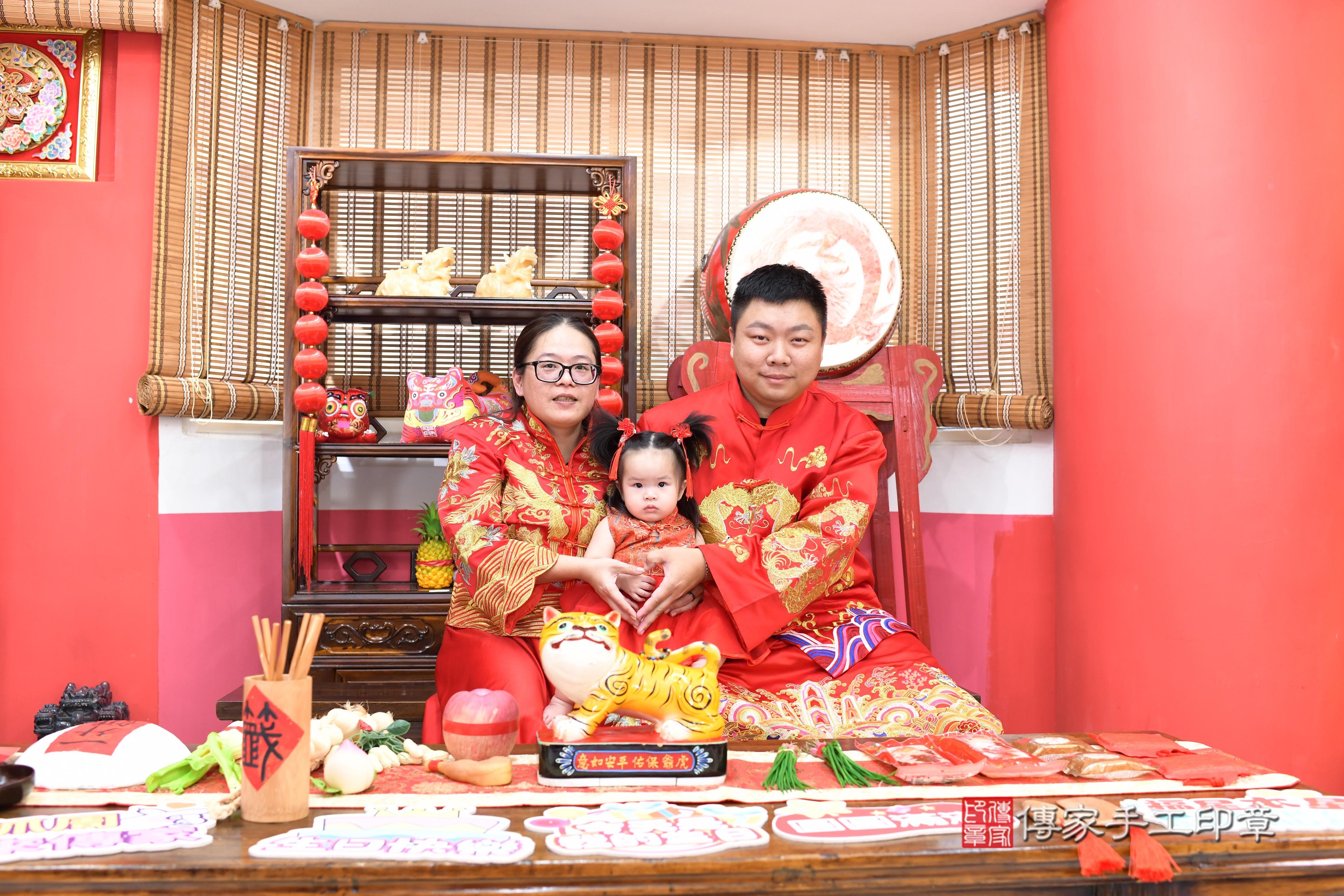 傳家手工印章高雄店、抓周、度脺、中國風會場、傳家嬰兒古禮、吉祥話、抓周道具物品24種、拍照。抓周證書。寶寶抓周、滿周歲、生日快樂、祝福 傳家手工印章高雄店、抓周、度脺、中國風會場、傳家嬰兒古禮、吉祥話、抓周道具物品24種、拍照。抓周證書。寶寶抓周、滿周歲、生日快樂、祝福