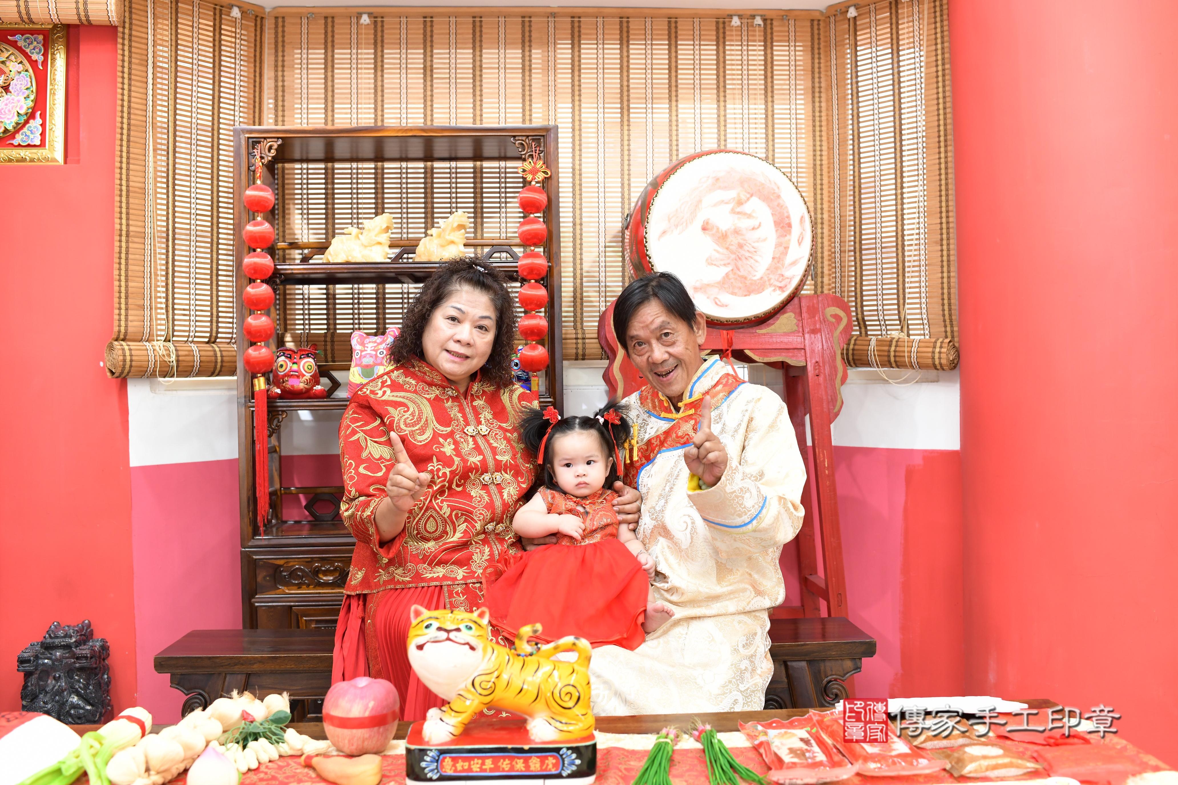 傳家手工印章高雄店、抓周、度脺、中國風會場、傳家嬰兒古禮、吉祥話、抓周道具物品24種、拍照。抓周證書。寶寶抓周、滿周歲、生日快樂、祝福 傳家手工印章高雄店、抓周、度脺、中國風會場、傳家嬰兒古禮、吉祥話、抓周道具物品24種、拍照。抓周證書。寶寶抓周、滿周歲、生日快樂、祝福