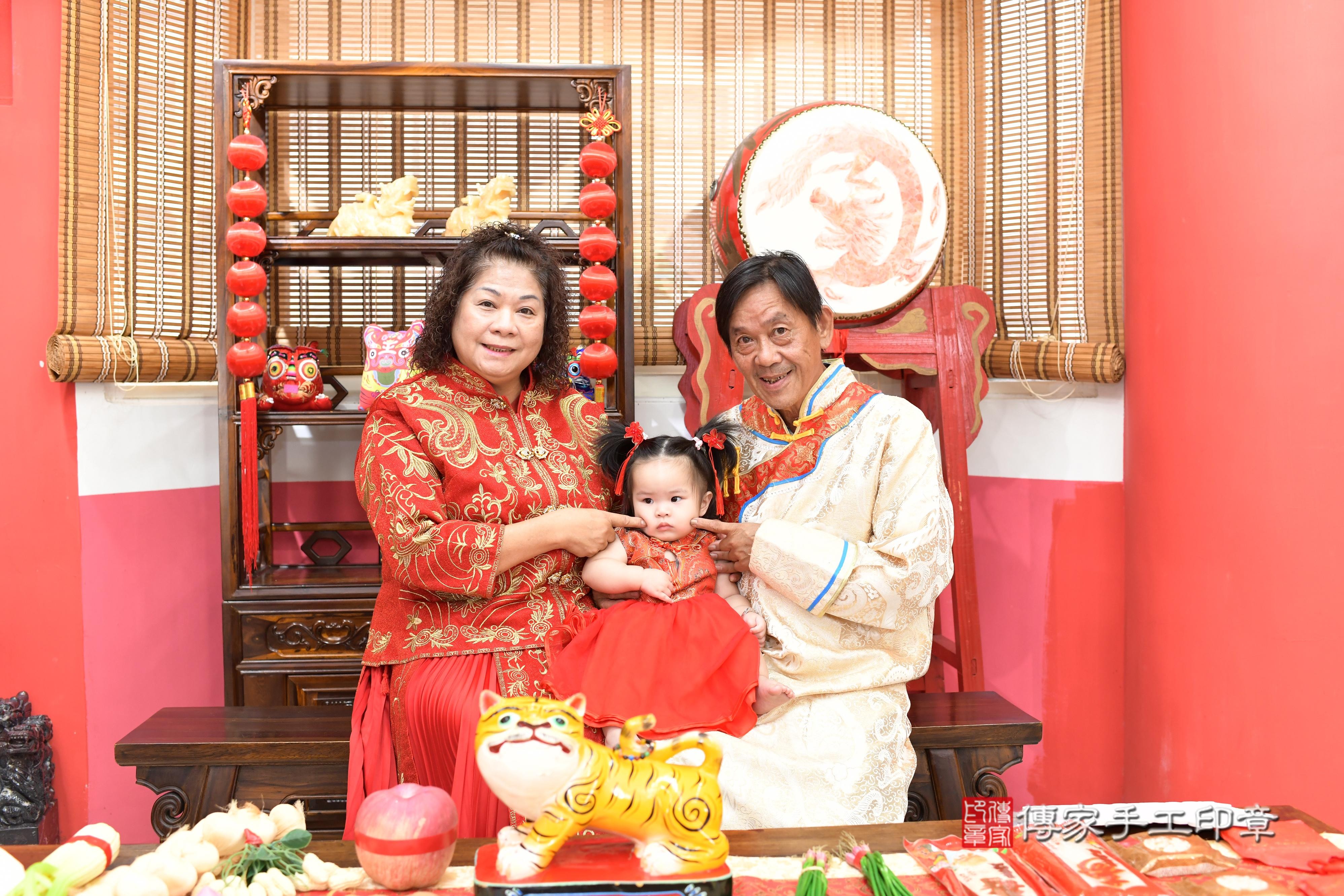 傳家手工印章高雄店、抓周、度脺、中國風會場、傳家嬰兒古禮、吉祥話、抓周道具物品24種、拍照。抓周證書。寶寶抓周、滿周歲、生日快樂、祝福 傳家手工印章高雄店、抓周、度脺、中國風會場、傳家嬰兒古禮、吉祥話、抓周道具物品24種、拍照。抓周證書。寶寶抓周、滿周歲、生日快樂、祝福