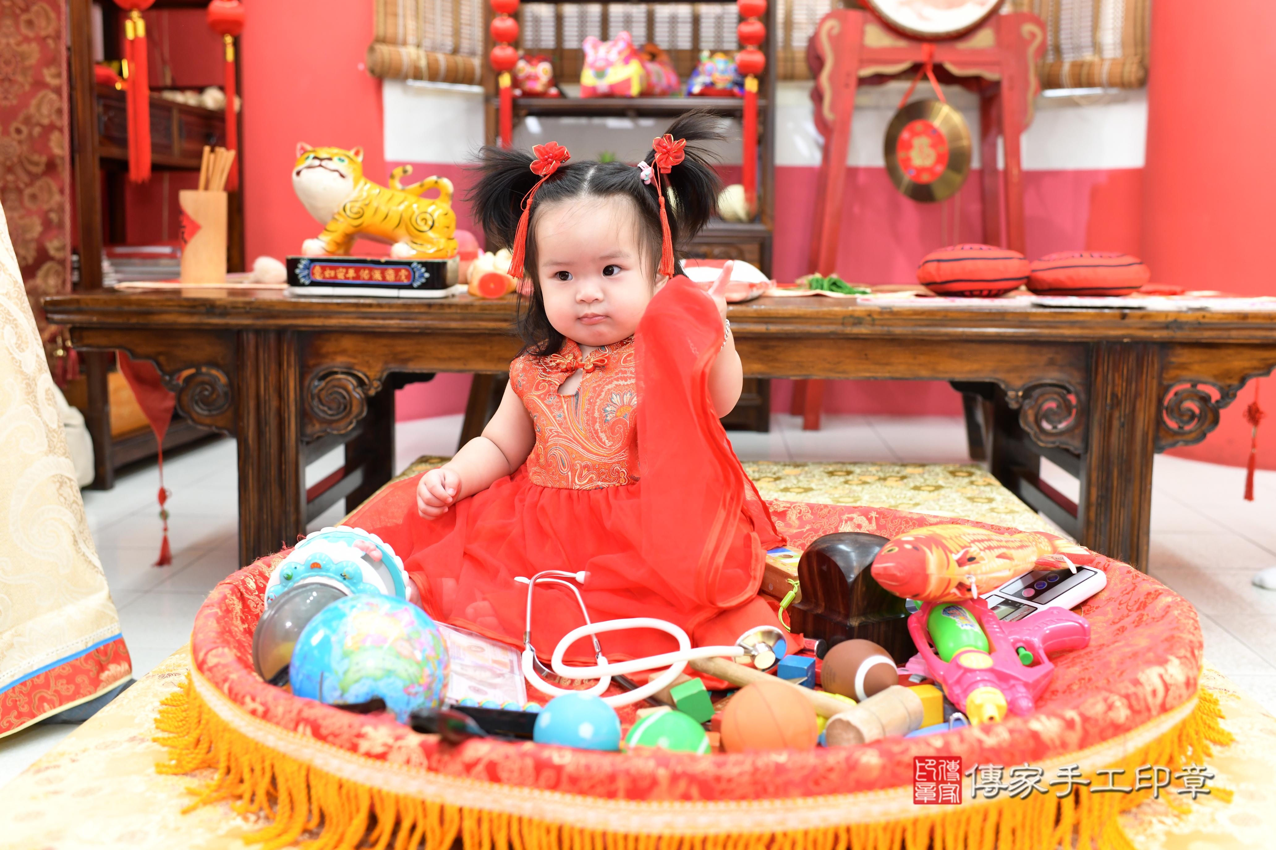 傳家手工印章高雄店、抓周、度脺、中國風會場、傳家嬰兒古禮、吉祥話、抓周道具物品24種、拍照。抓周證書。寶寶抓周、滿周歲、生日快樂、祝福 傳家手工印章高雄店、抓周、度脺、中國風會場、傳家嬰兒古禮、吉祥話、抓周道具物品24種、拍照。抓周證書。寶寶抓周、滿周歲、生日快樂、祝福