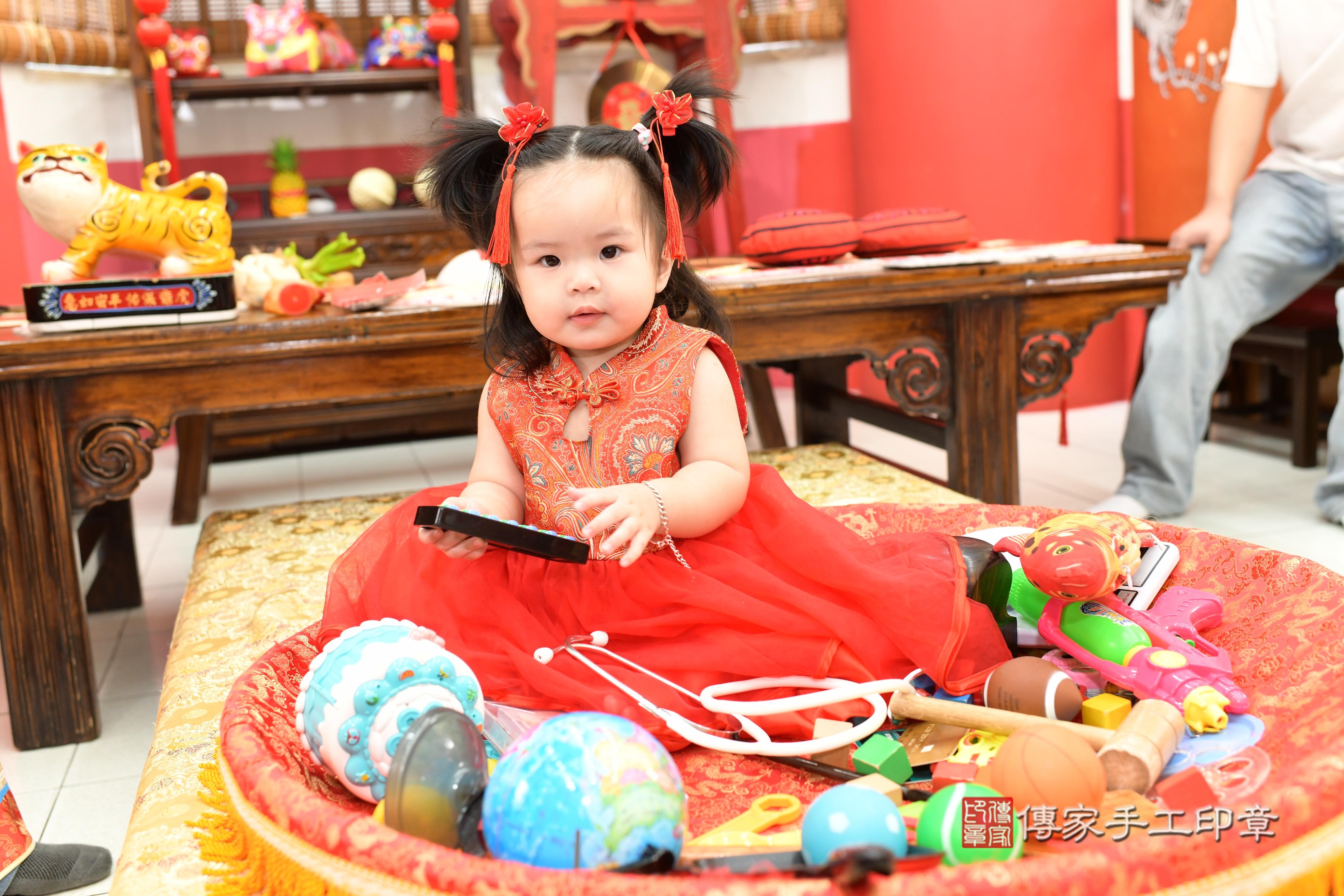 傳家手工印章高雄店、抓周、度脺、中國風會場、傳家嬰兒古禮、吉祥話、抓周道具物品24種、拍照。抓周證書。寶寶抓周、滿周歲、生日快樂、祝福 傳家手工印章高雄店、抓周、度脺、中國風會場、傳家嬰兒古禮、吉祥話、抓周道具物品24種、拍照。抓周證書。寶寶抓周、滿周歲、生日快樂、祝福