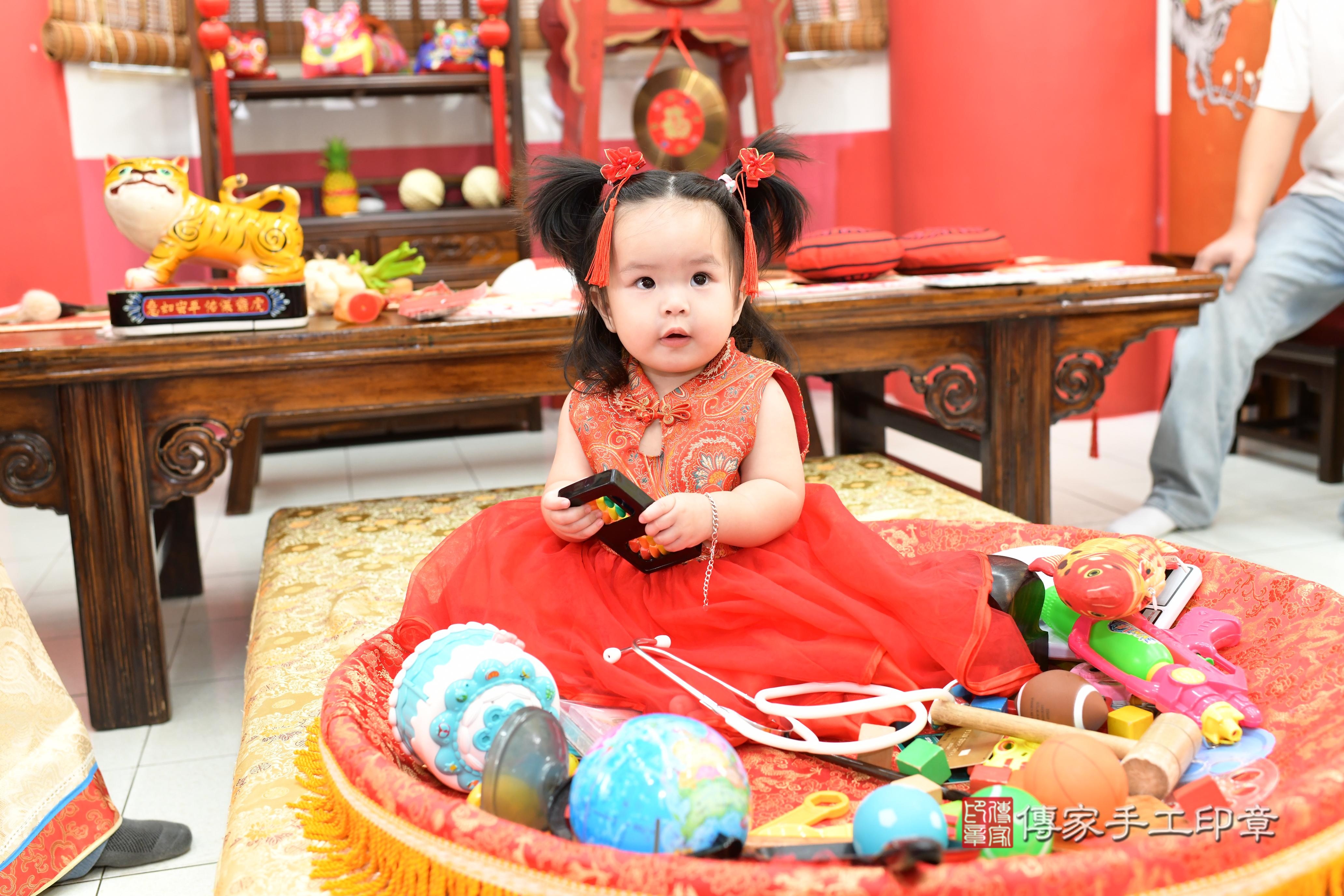傳家手工印章高雄店、抓周、度脺、中國風會場、傳家嬰兒古禮、吉祥話、抓周道具物品24種、拍照。抓周證書。寶寶抓周、滿周歲、生日快樂、祝福 傳家手工印章高雄店、抓周、度脺、中國風會場、傳家嬰兒古禮、吉祥話、抓周道具物品24種、拍照。抓周證書。寶寶抓周、滿周歲、生日快樂、祝福
