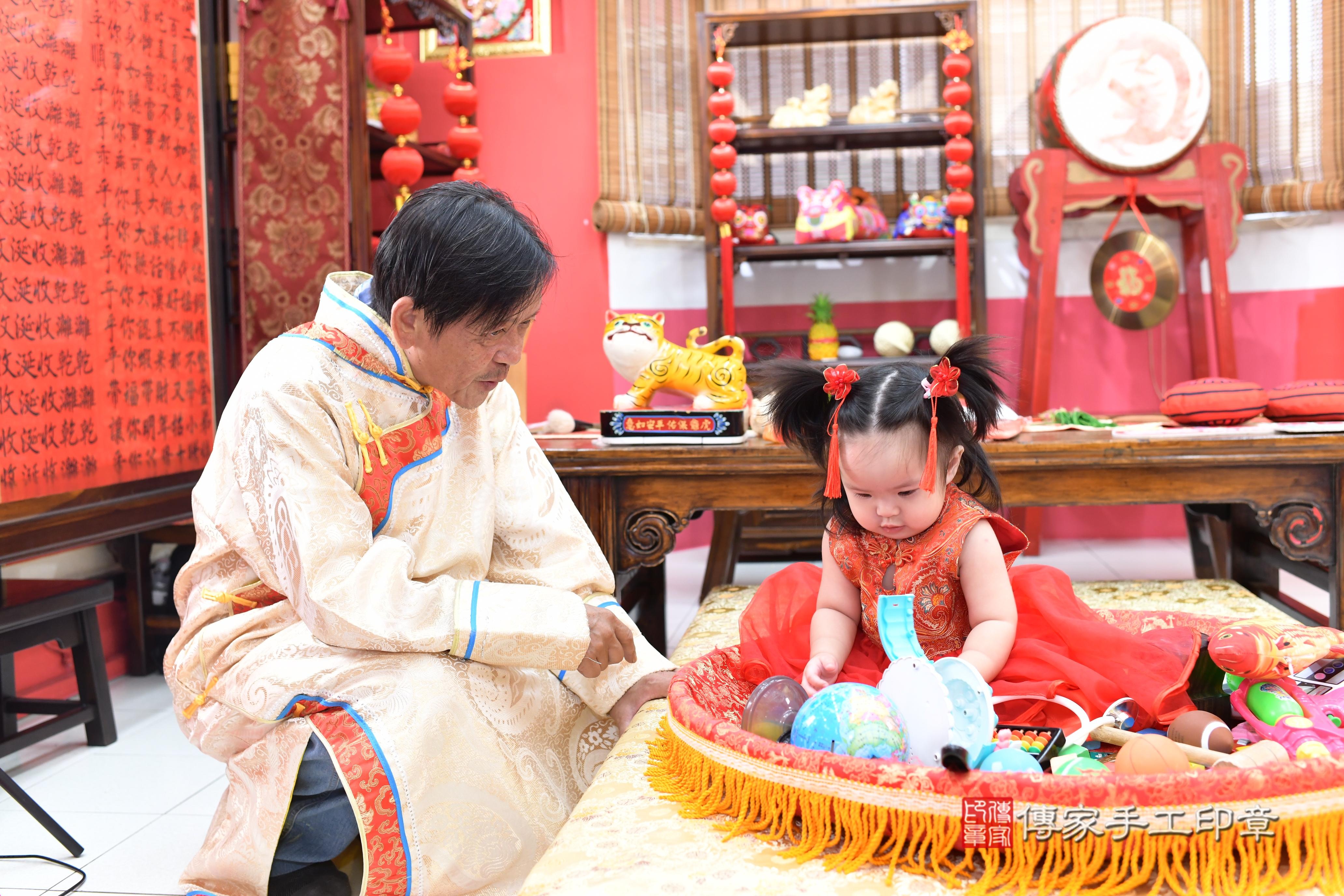 傳家手工印章高雄店、抓周、度脺、中國風會場、傳家嬰兒古禮、吉祥話、抓周道具物品24種、拍照。抓周證書。寶寶抓周、滿周歲、生日快樂、祝福 傳家手工印章高雄店、抓周、度脺、中國風會場、傳家嬰兒古禮、吉祥話、抓周道具物品24種、拍照。抓周證書。寶寶抓周、滿周歲、生日快樂、祝福